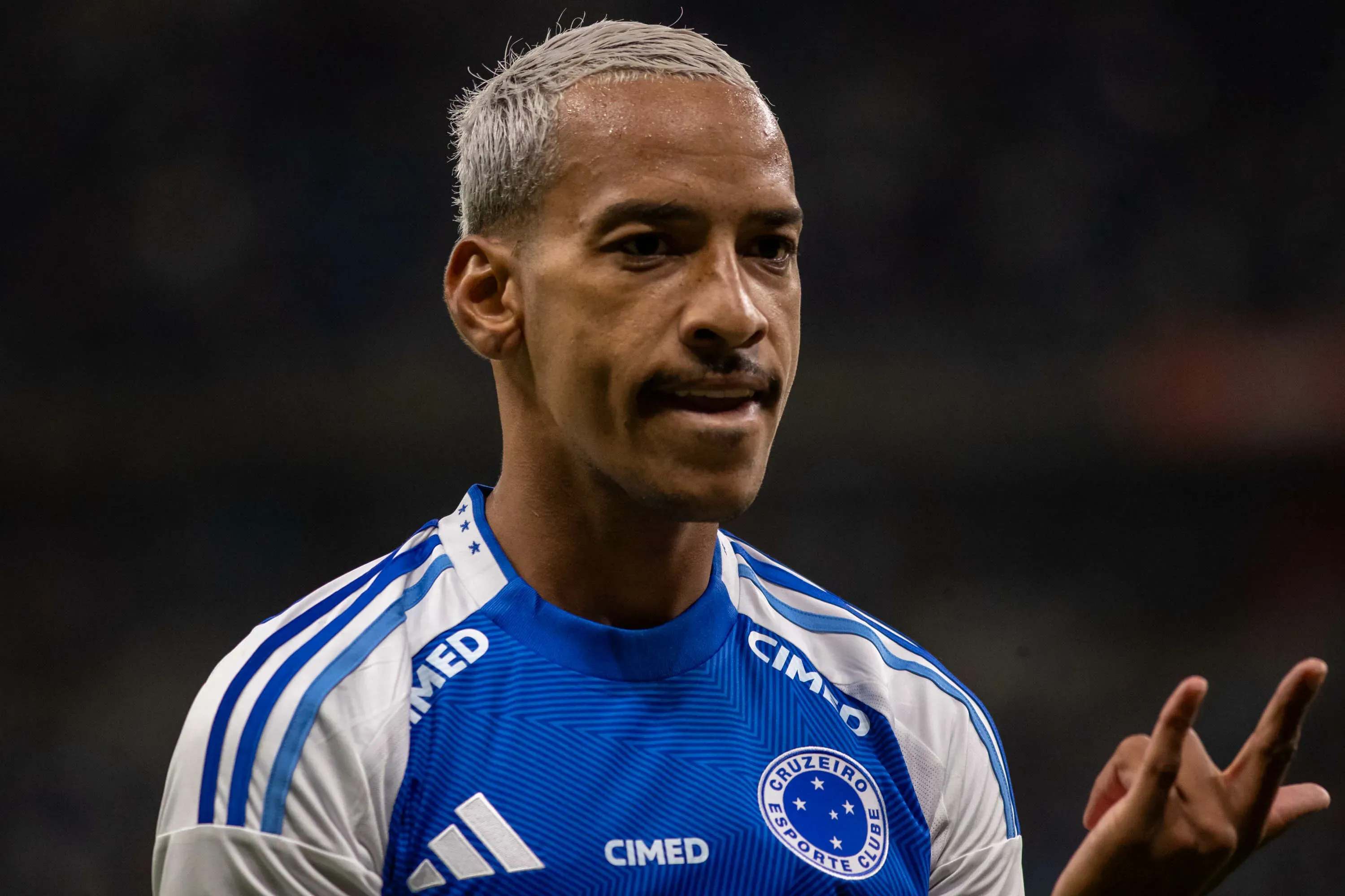 Matheus Pereira jogador do Cruzeiro comemora seu gol durante partida contra o Botafogo no estadio Mineirao pelo campeonato Brasileiro A 2025. Foto: Fernando Moreno/AGIF