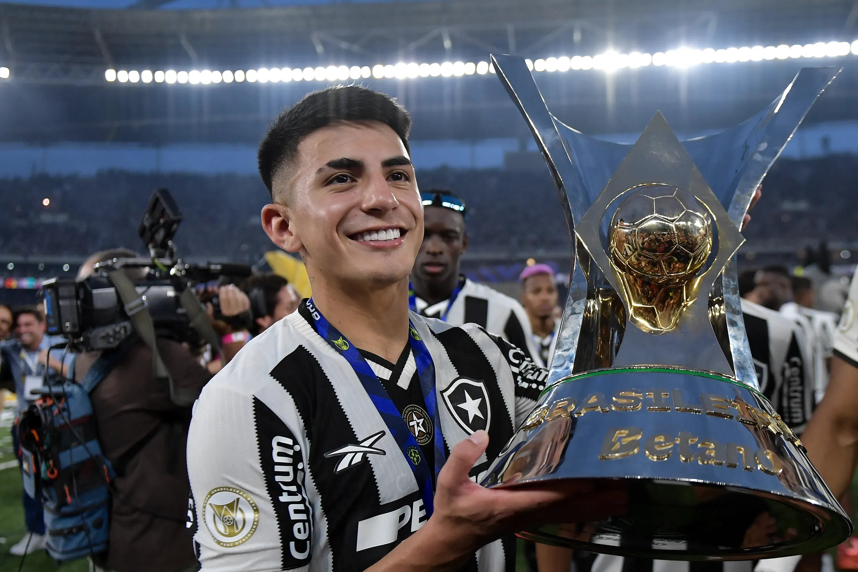 Almada jogador do Botafogo levanta a taca de campeao durante cerimonia de premiacao ao final da partida contra o Sao Paulo no estadio Engenhao pela decisao do campeonato Brasileiro A 2024. Foto: Thiago Ribeiro/AGIF