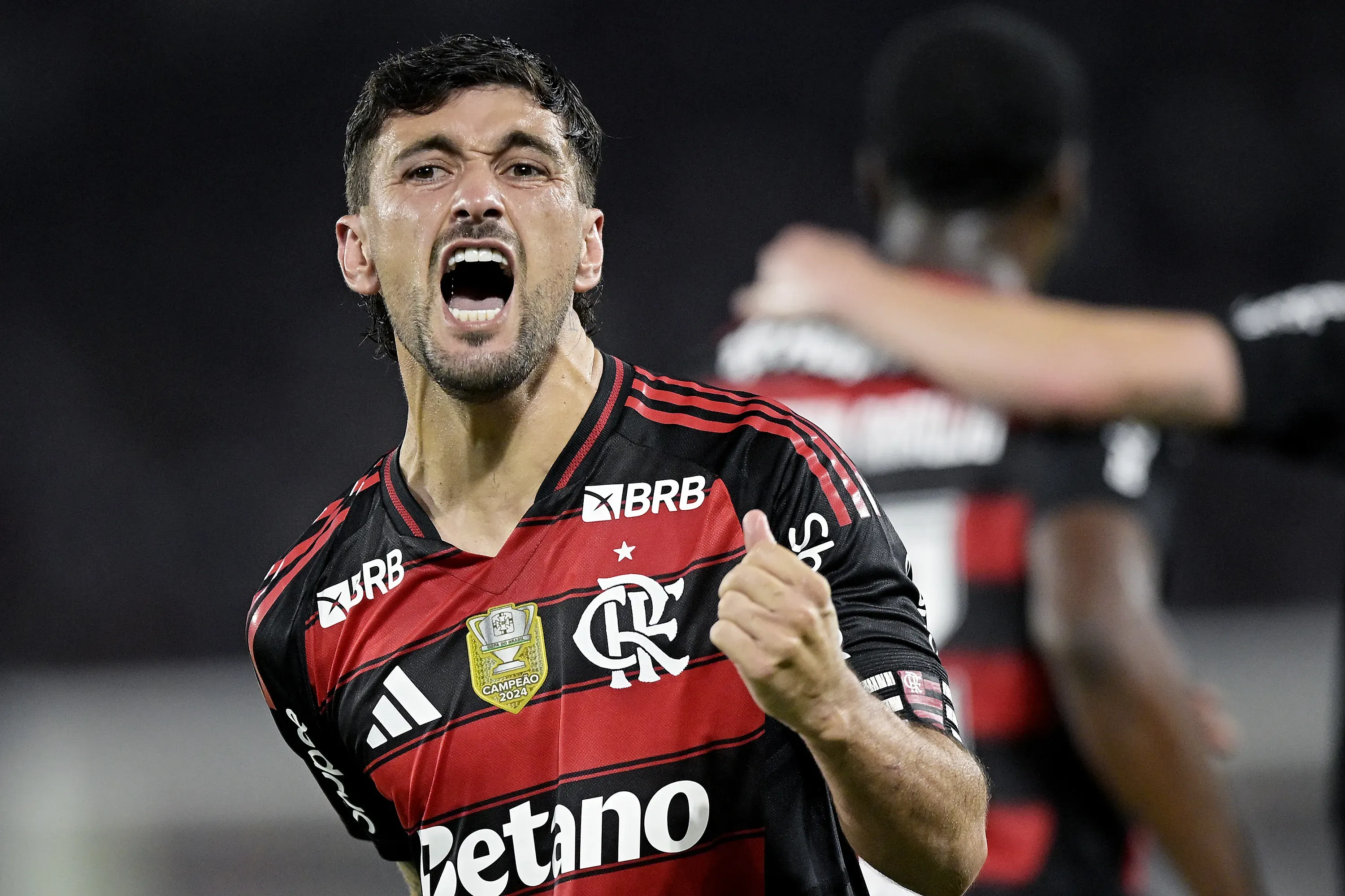 RJ – RIO DE JANEIRO – 22/11/2025 – BRASILEIRO A 2025, FLAMENGO X BRAGANTINO – Arrascaeta jogador do Flamengo comemora seu gol durante partida contra o Bragantino no estadio Maracana pelo campeonato Brasileiro A 2025. Foto: Alexandre Loureiro/AGIF