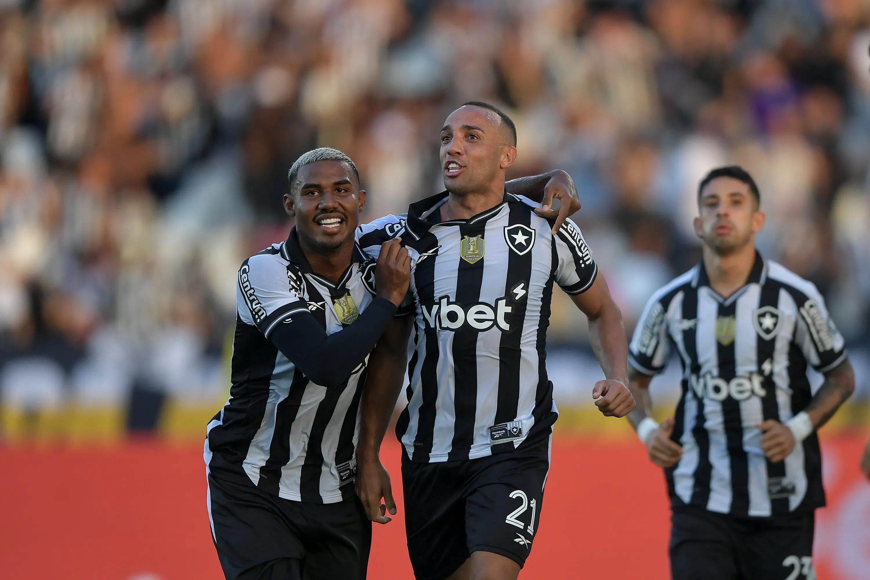 RJ – RIO DE JANEIRO – 07/12/2025 – BRASILEIRO A 2025, BOTAFOGO X FORTALEZA – Marcal jogador do Botafogo comemora seu gol durante partida contra o Fortaleza no estadio Engenhao pelo campeonato Brasileiro A 2025. Foto: Thiago Ribeiro/AGIF