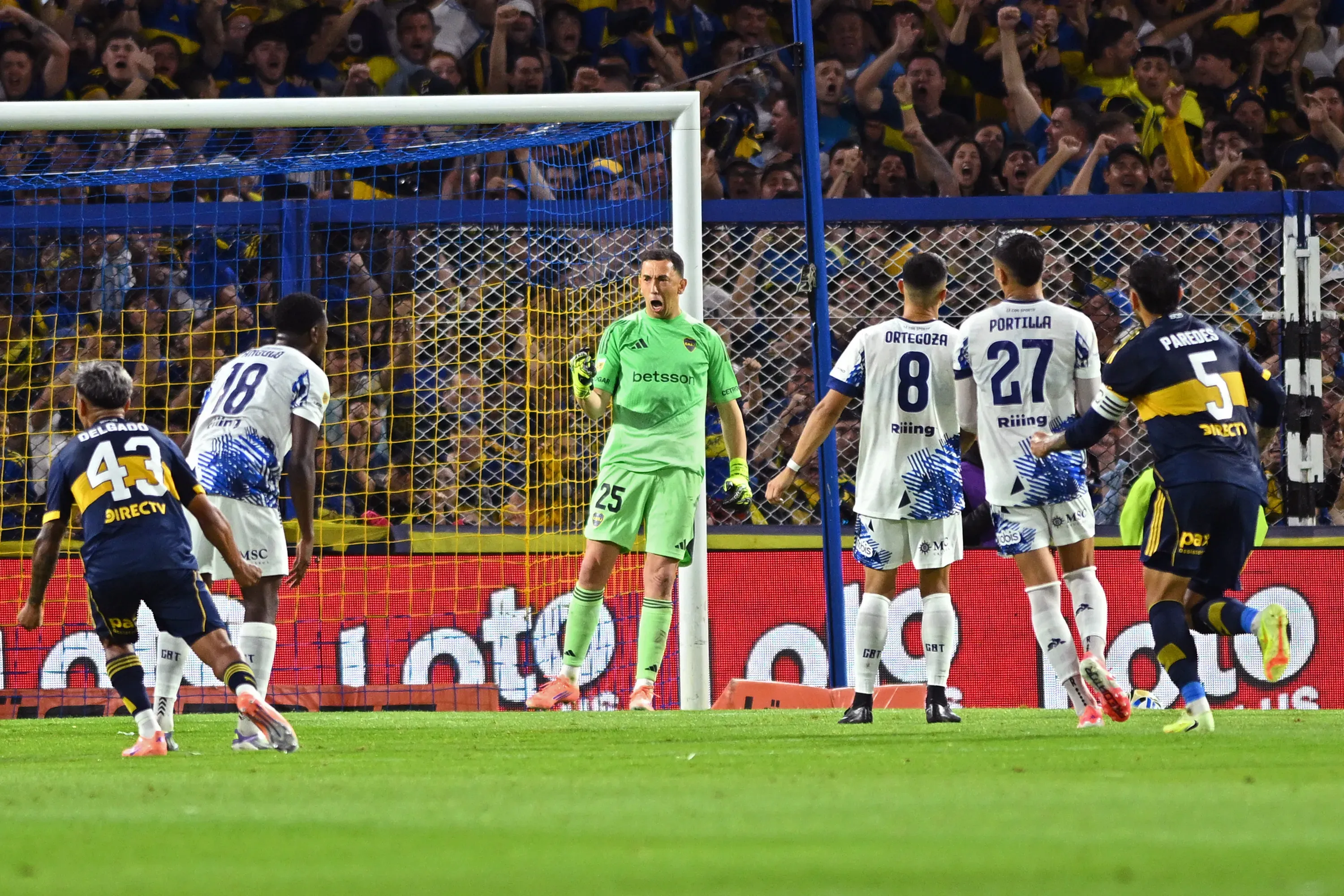 Agustín Marchesín festeja su penal atajado ante Talleres. Foto: Getty.