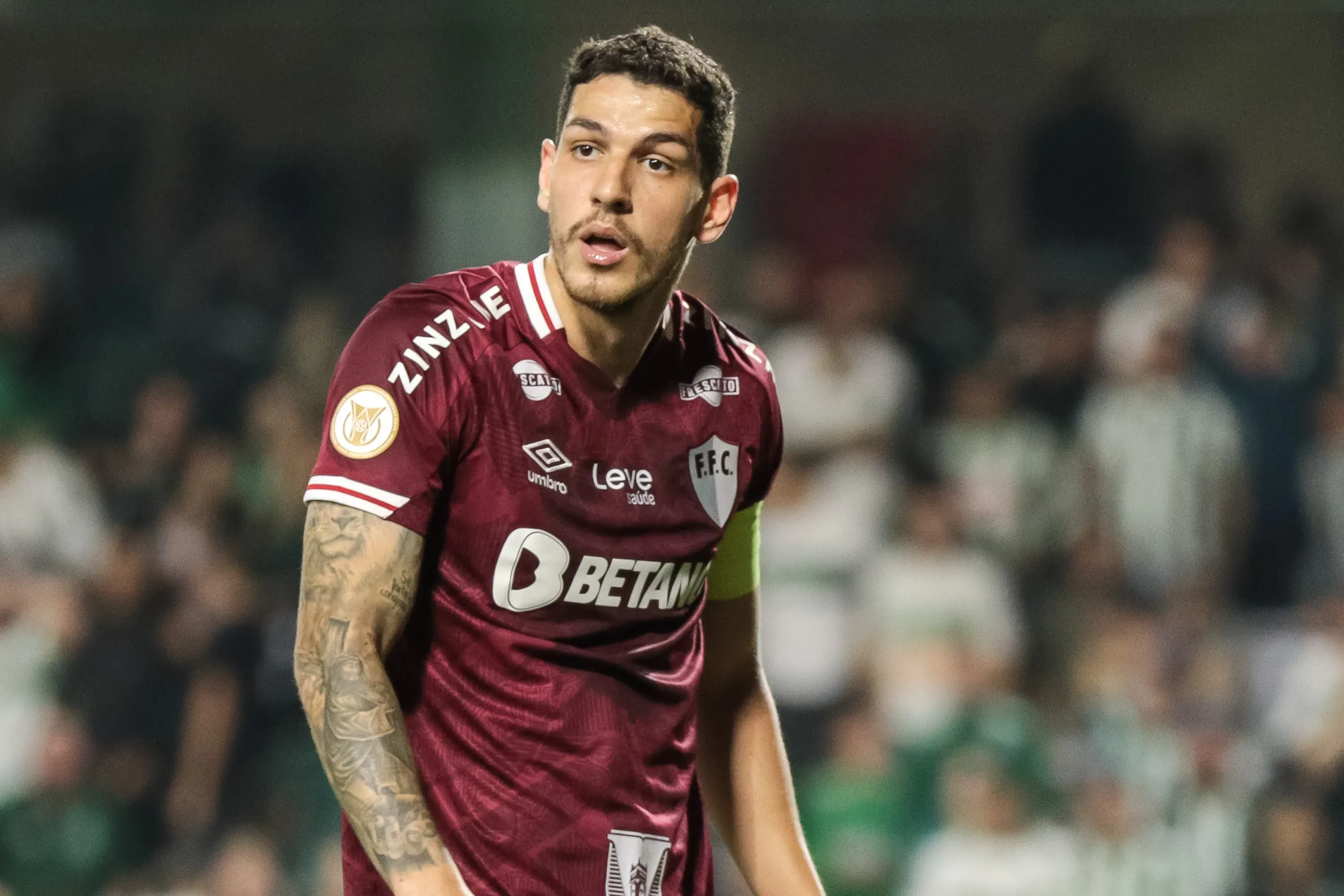 Nino pode voltar ao Brasil para jogar no Fluminense ou no Palmeiras (Foto: Robson Mafra/AGIF)