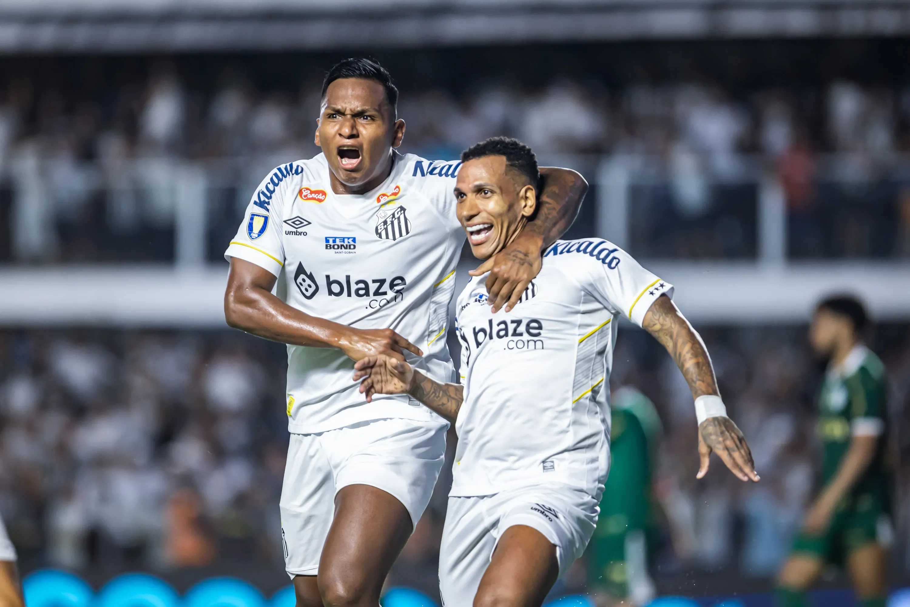 Morelos comemorando gol pelo Alvinegro Praiano em 2024. Foto: Abner Dourado/AGIF