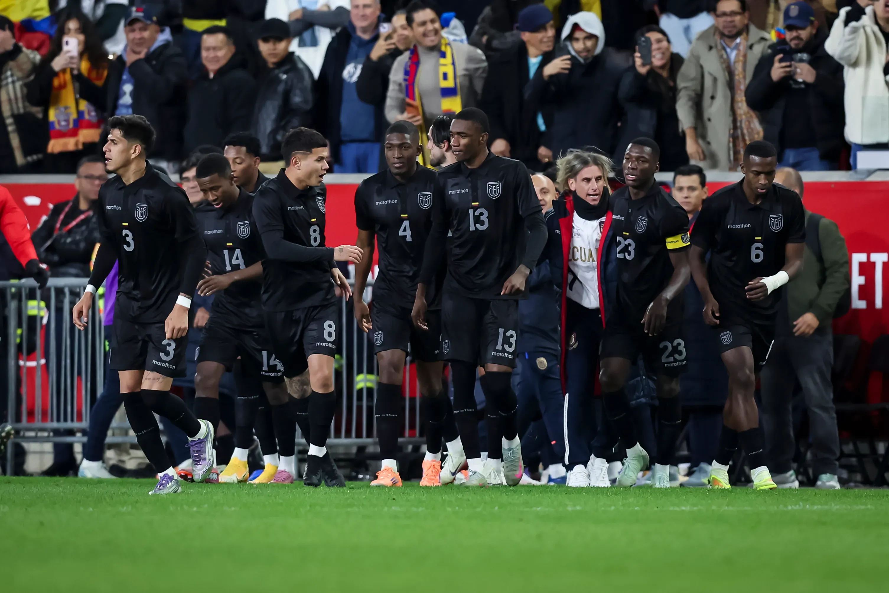 Beccacece es apoyado por los jugadores de Ecuador. (Foto: GettyImages)