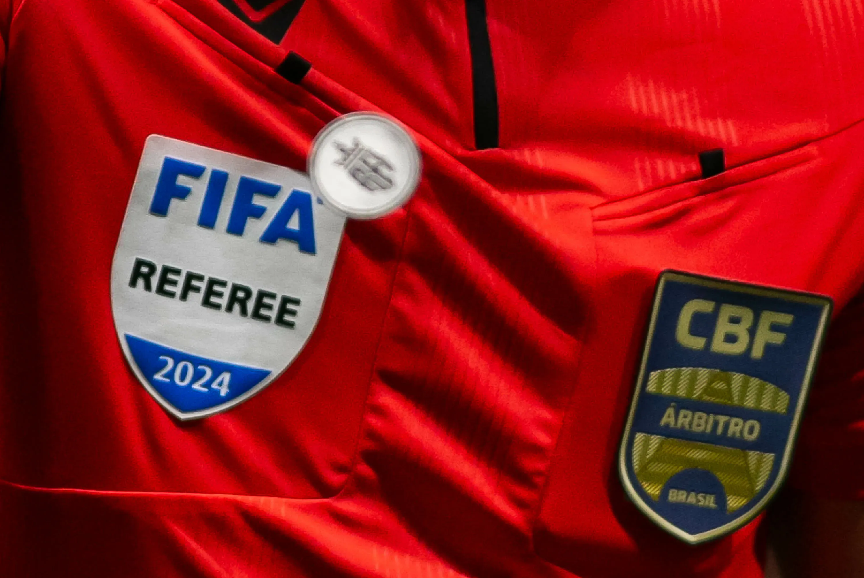 Flávio Rodrigues de Souza tem escudo da FIFA e é um dos mais experientes no Brasil – Foto: Fernando Moreno/AGIF