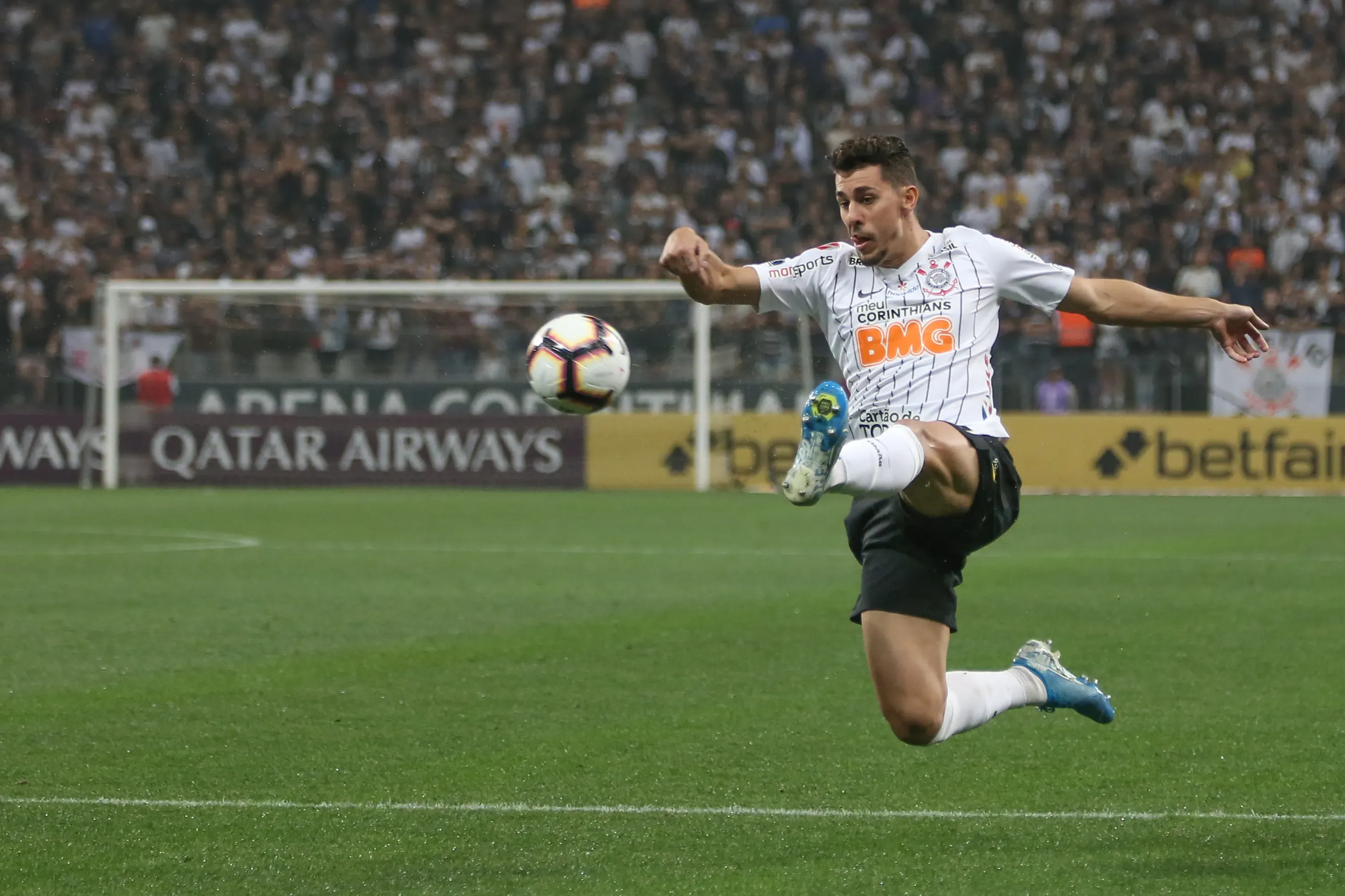 Danilo Avelar atuando como jogador do Corinthians. Foto: Marcello Zambrana/AGIF