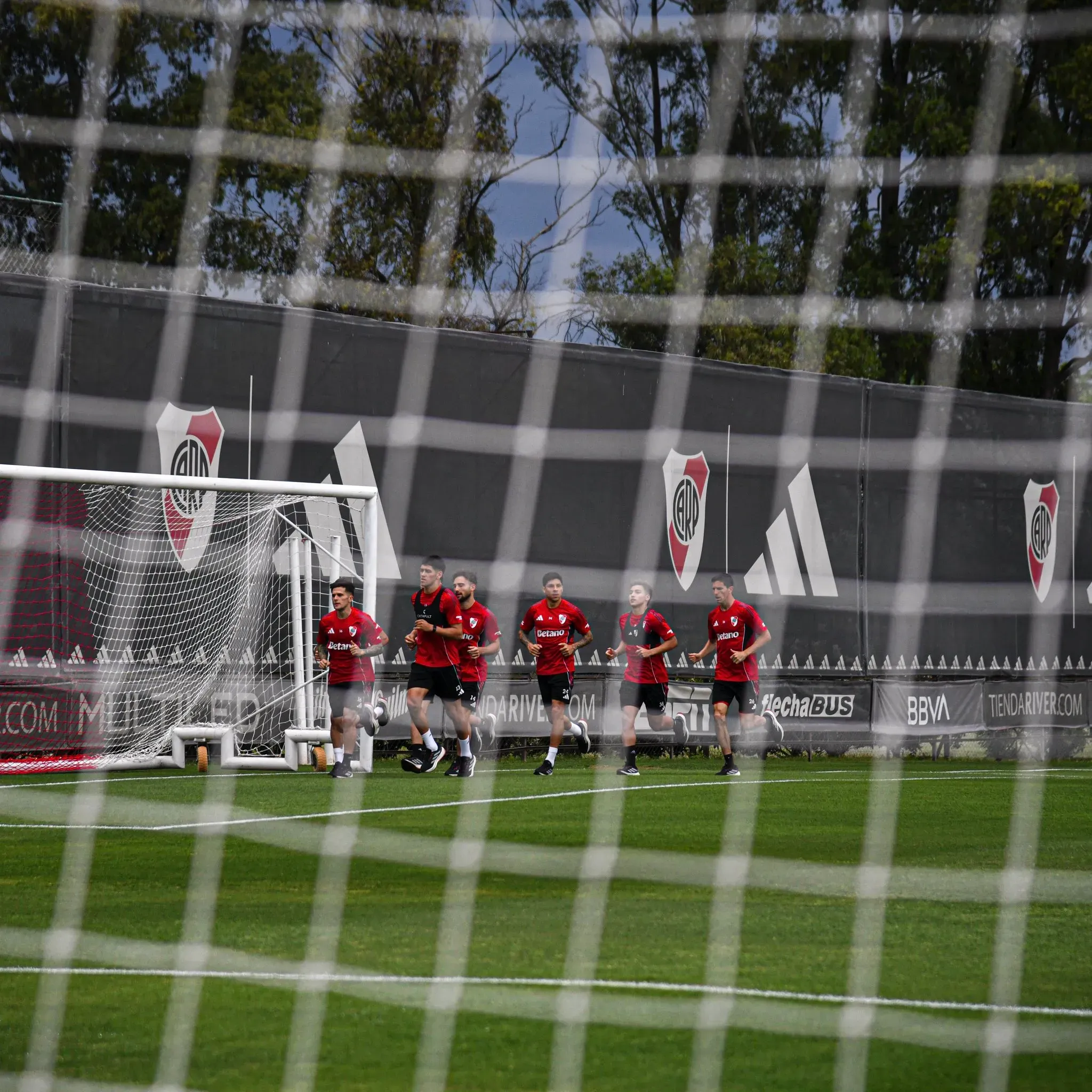 River se prepara en Ezeiza tras un duelo de máxima necesidad ante Vélez. (River Plate en X).