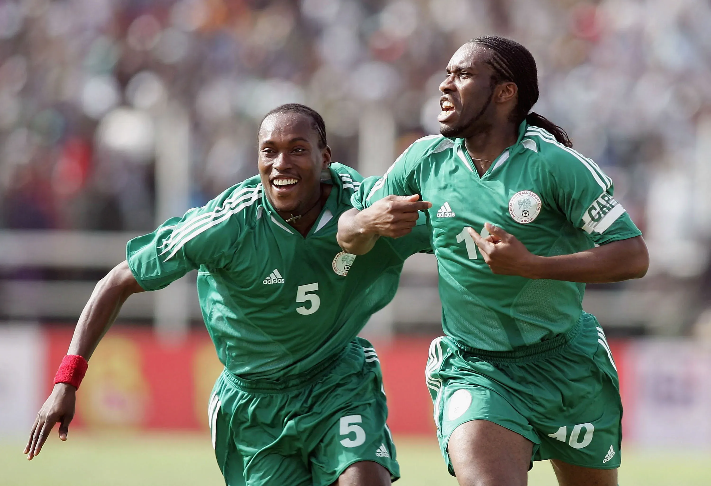 Jay-Jay Okocha y Chidi Odiah, ex jugadores de Nigeria. (Getty Images)