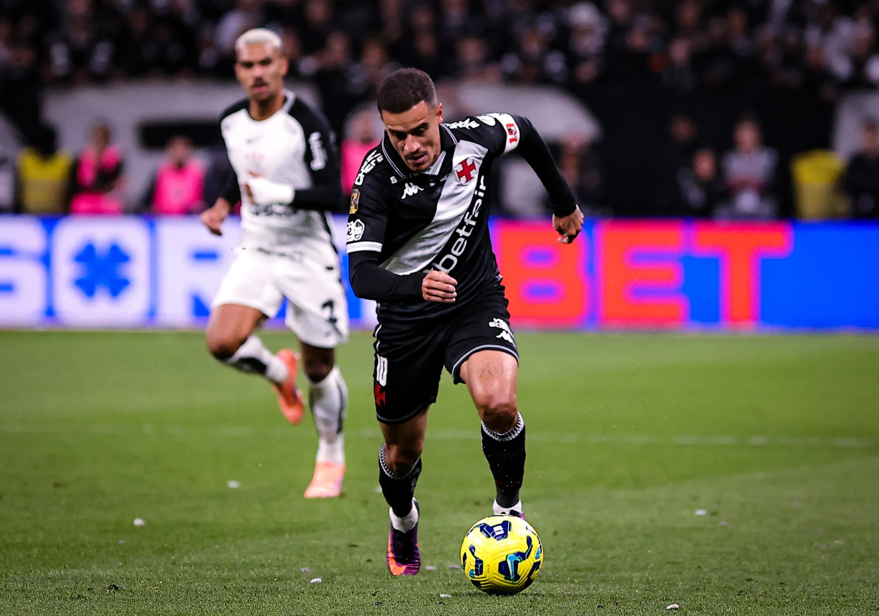 Coutinho durante partida contra o Corinthians. Foto: Fabio Giannelli/AGIF