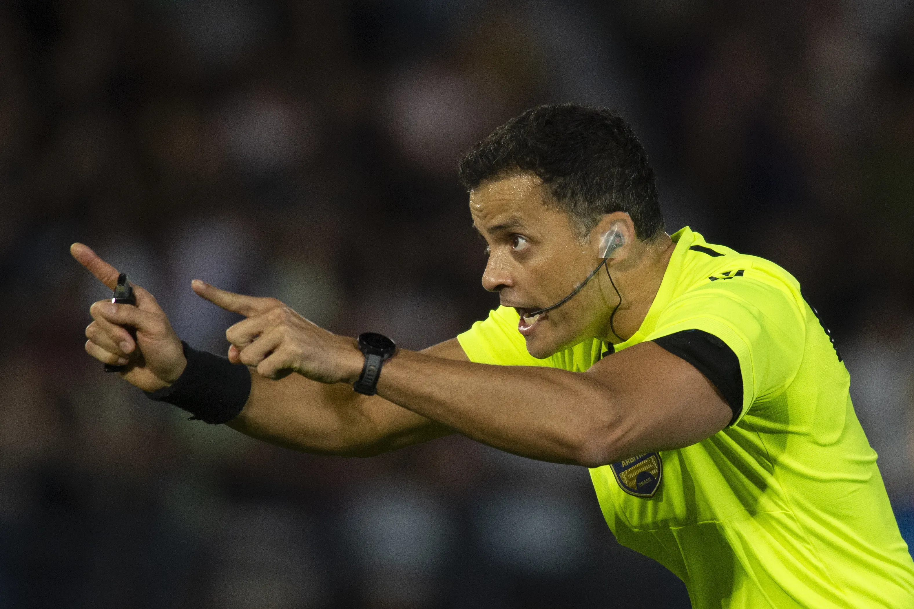 Árbitro goiano já apitou jogos que geraram polêmica no Flamengo nas edições de 2022 e 2023 do Brasileirão – Foto: Anderson Romao/AGIF