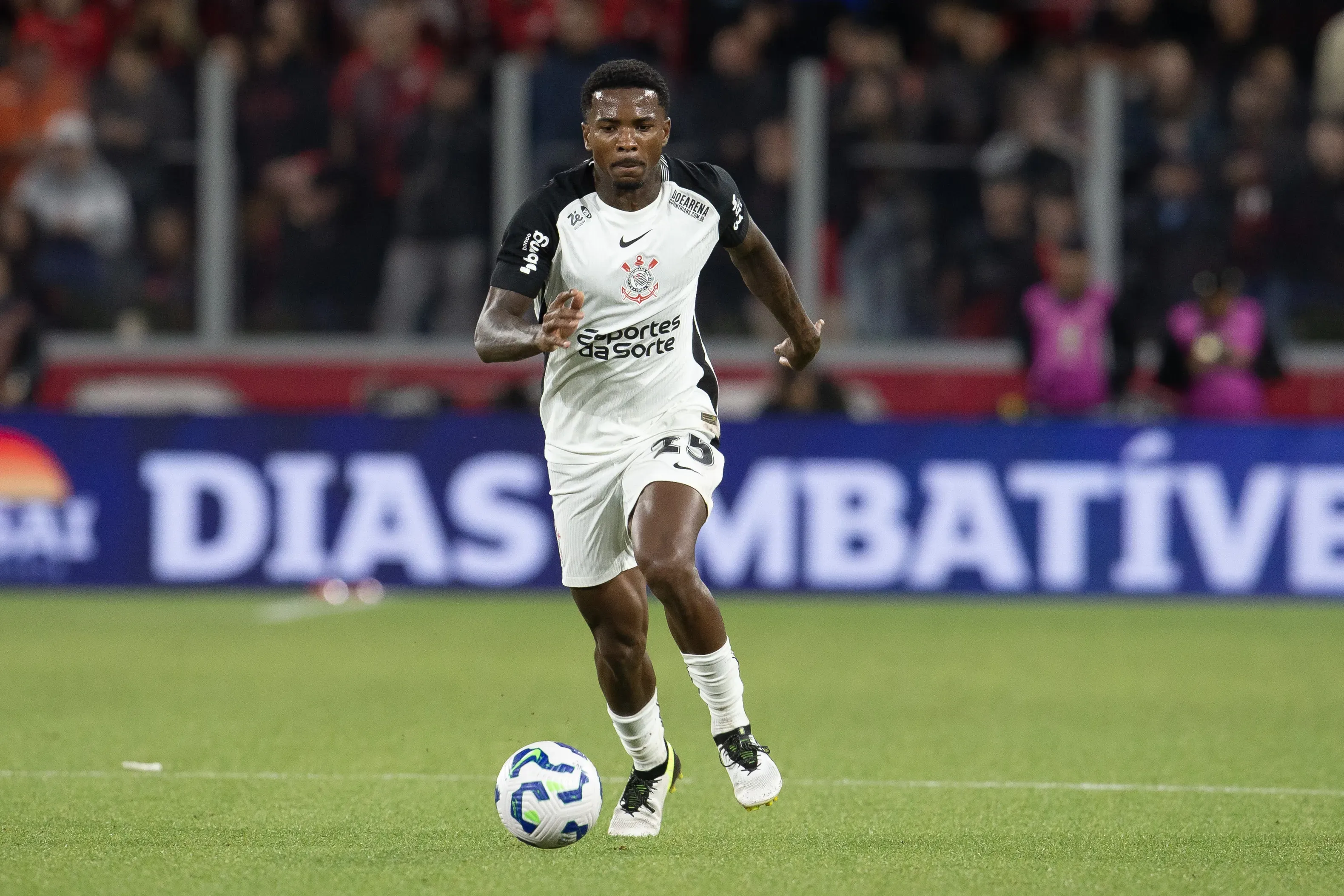 Escalado pelo lado direito da defesa como LD, Cacá falhou em lance decisivo de derrota do Timão contra o Fortaleza – Foto: Hedeson Alves/AGIF