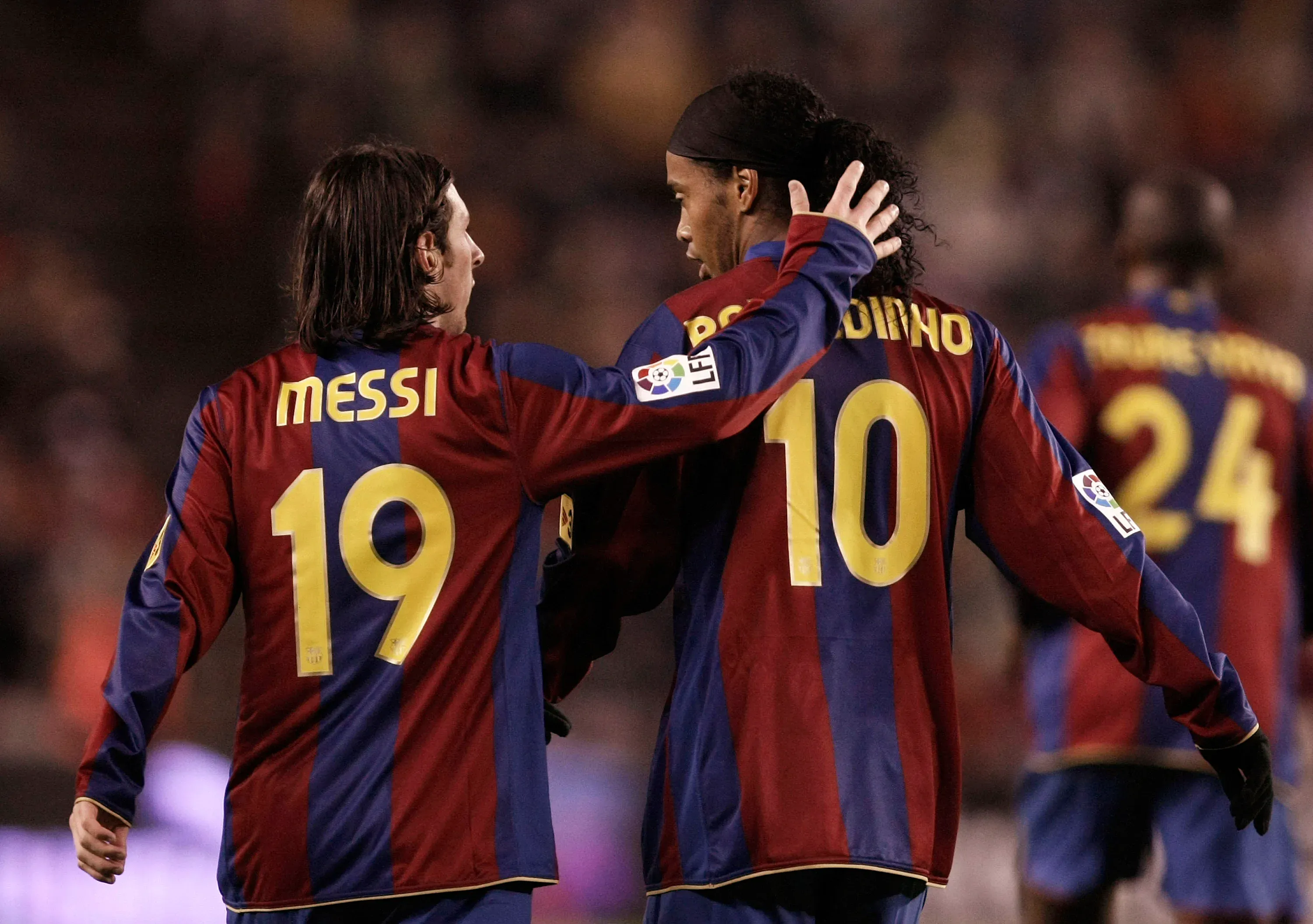 Lionel Messi y Ronaldinho, en la etapa que compartieron en Barcelona. (Getty Images)