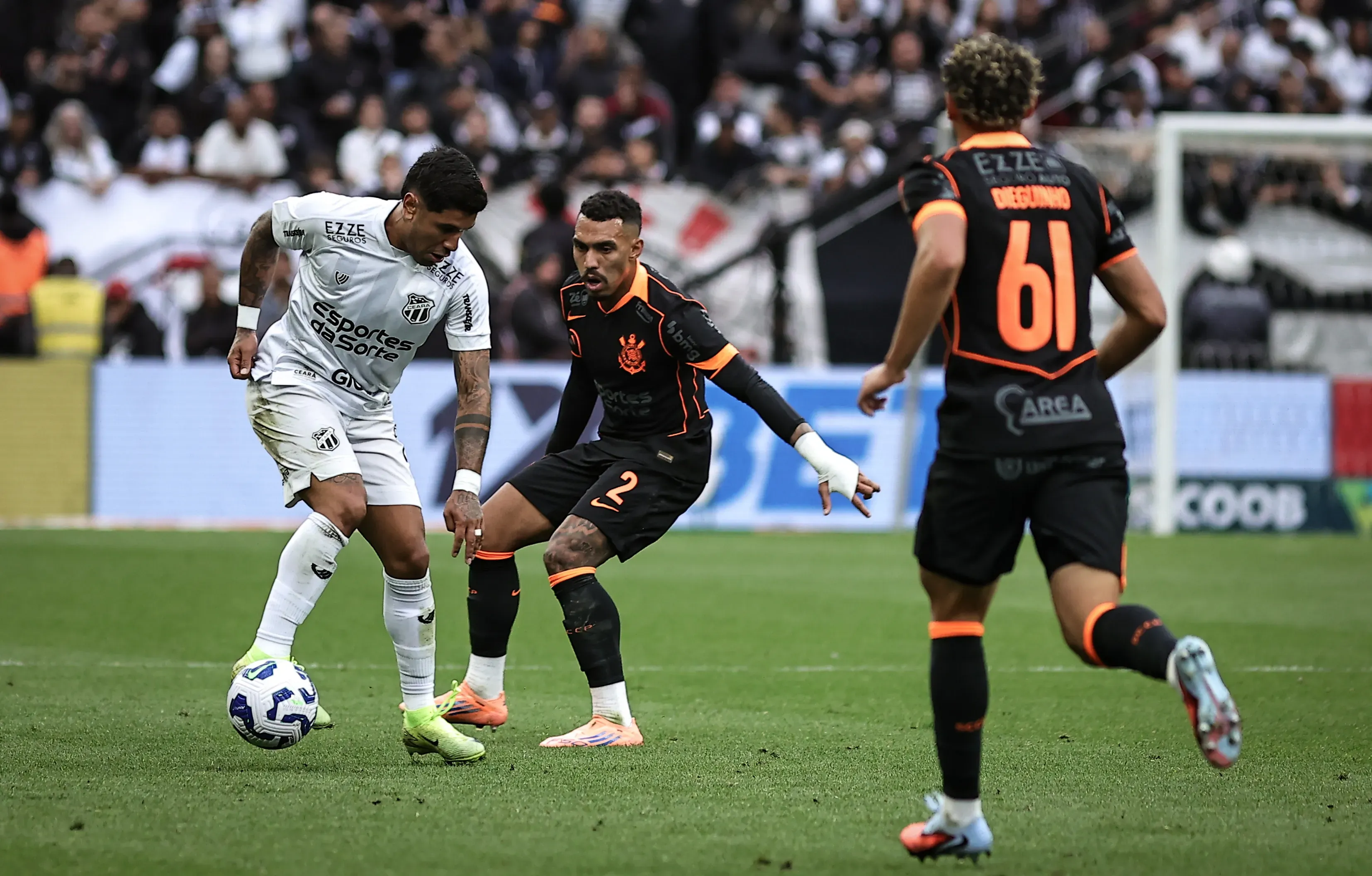 Matheuzinho jogador do Corinthians durante partida contra o Ceara no estadio Arena Corinthians pelo campeonato Brasileiro A 2025. Foto: Fabio Giannelli/AGIF