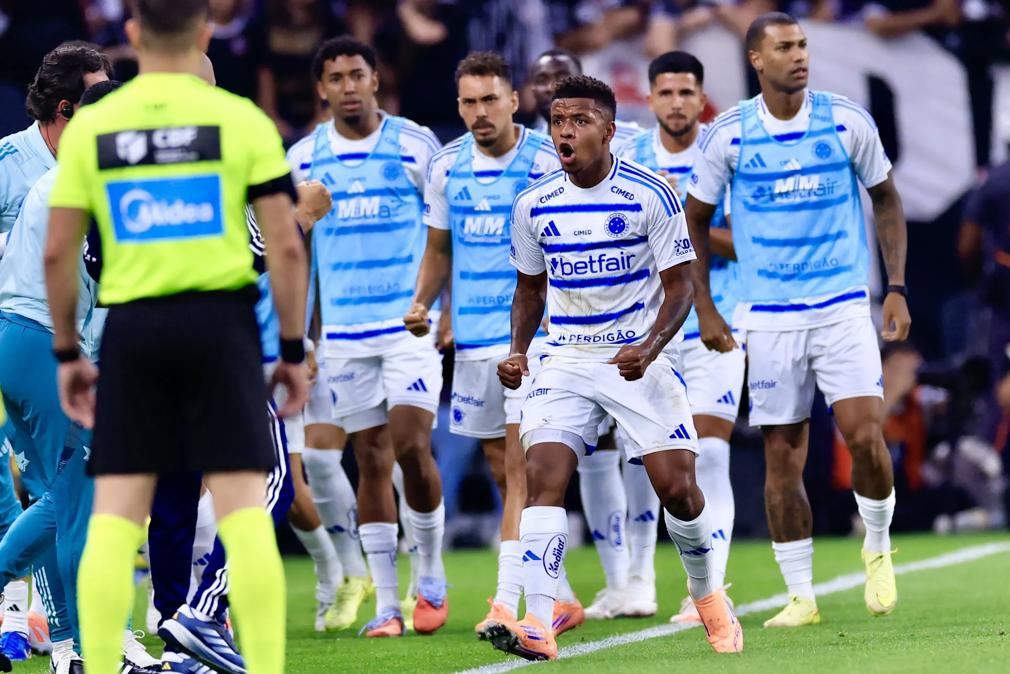 Arroyo Jr. jogador do Cruzeiro comemora seu gol durante partida contra o Corinthians no estadio Arena Corinthians pelo campeonato Copa Do Brasil 2025. Foto: Marcello Zambrana/AGIF