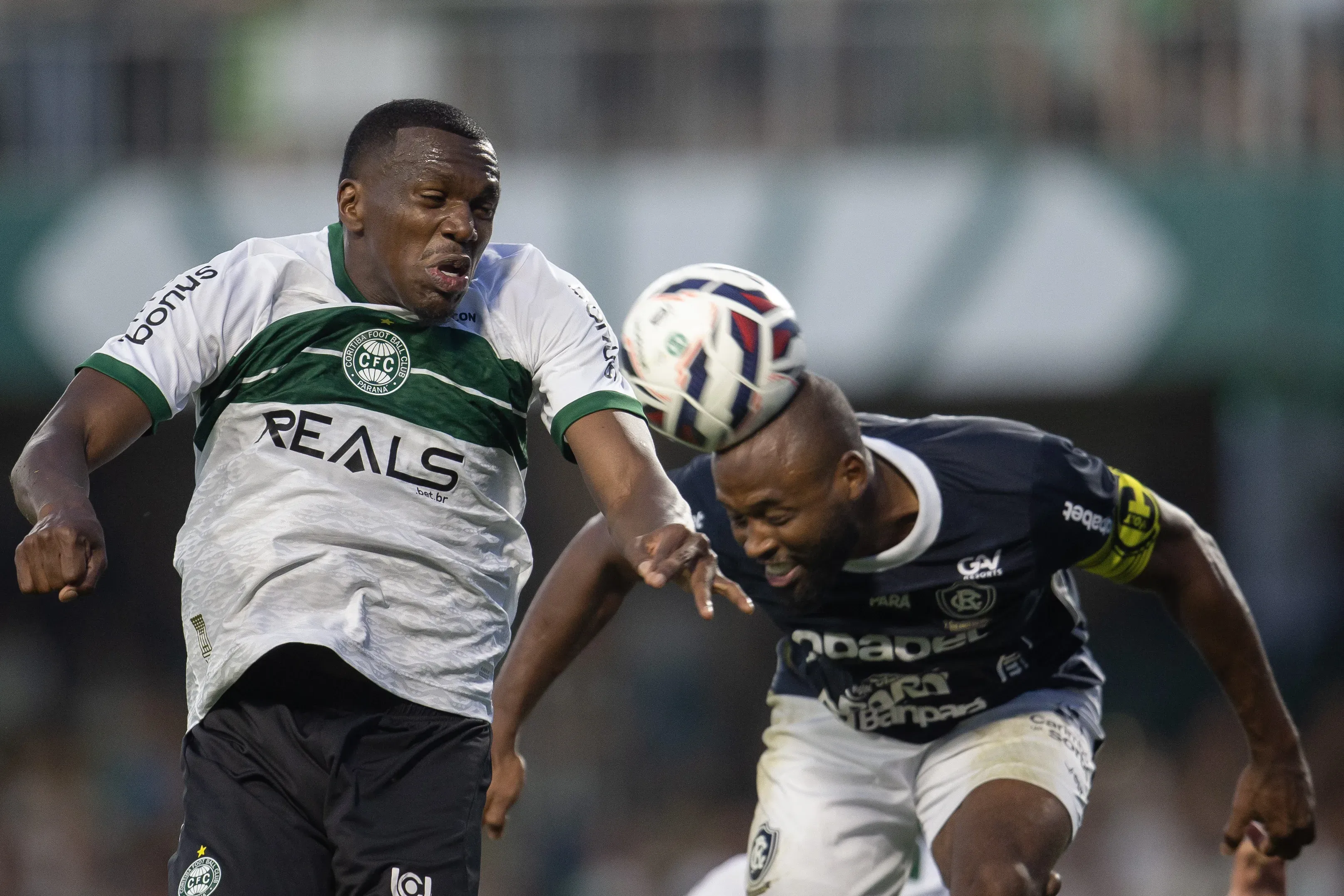 Jacy jogador do Coritiba disputa lance com Reynaldo jogador do Remo durante partida no estadio Couto Pereira pelo campeonato Brasileiro B 2025. Foto: Hedeson Alves/AGIF