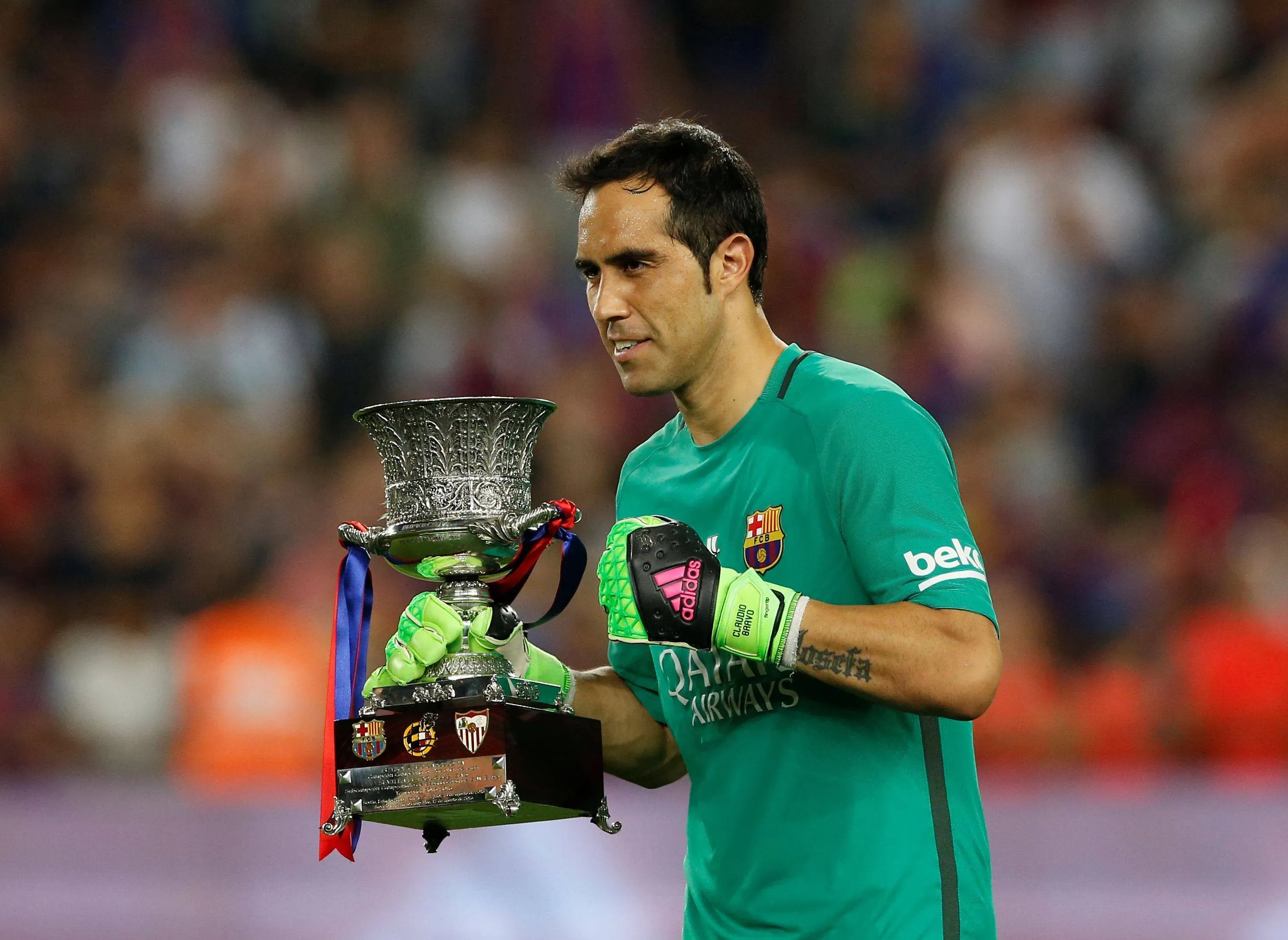 Claudio Bravo celebra la Copa del Rey en Barcelona