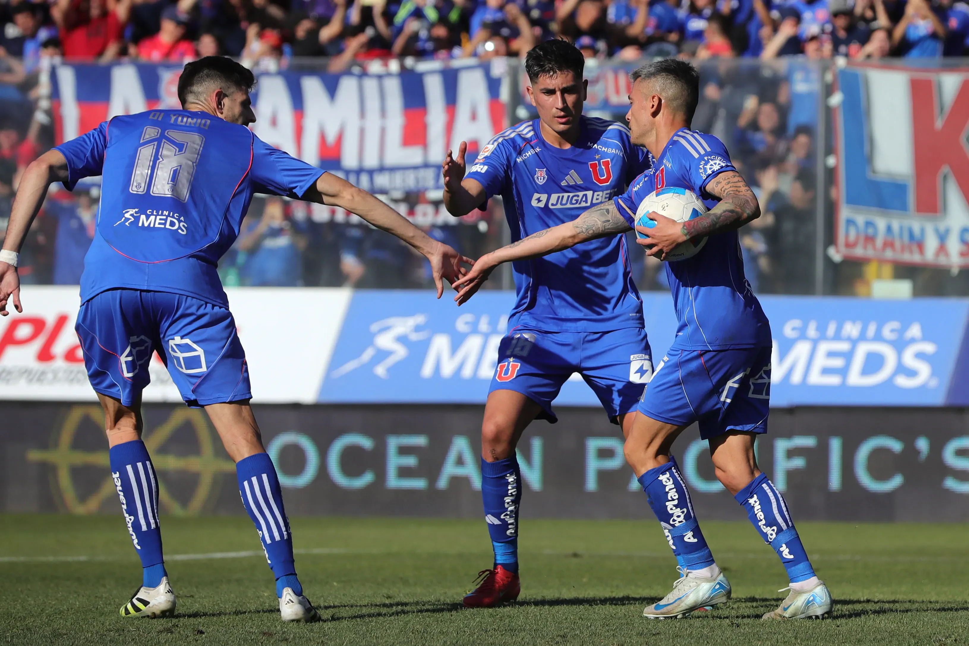 Los azules tuvieron que luchar con el poco plantel. Foto: Felipe Zanca/Photosport