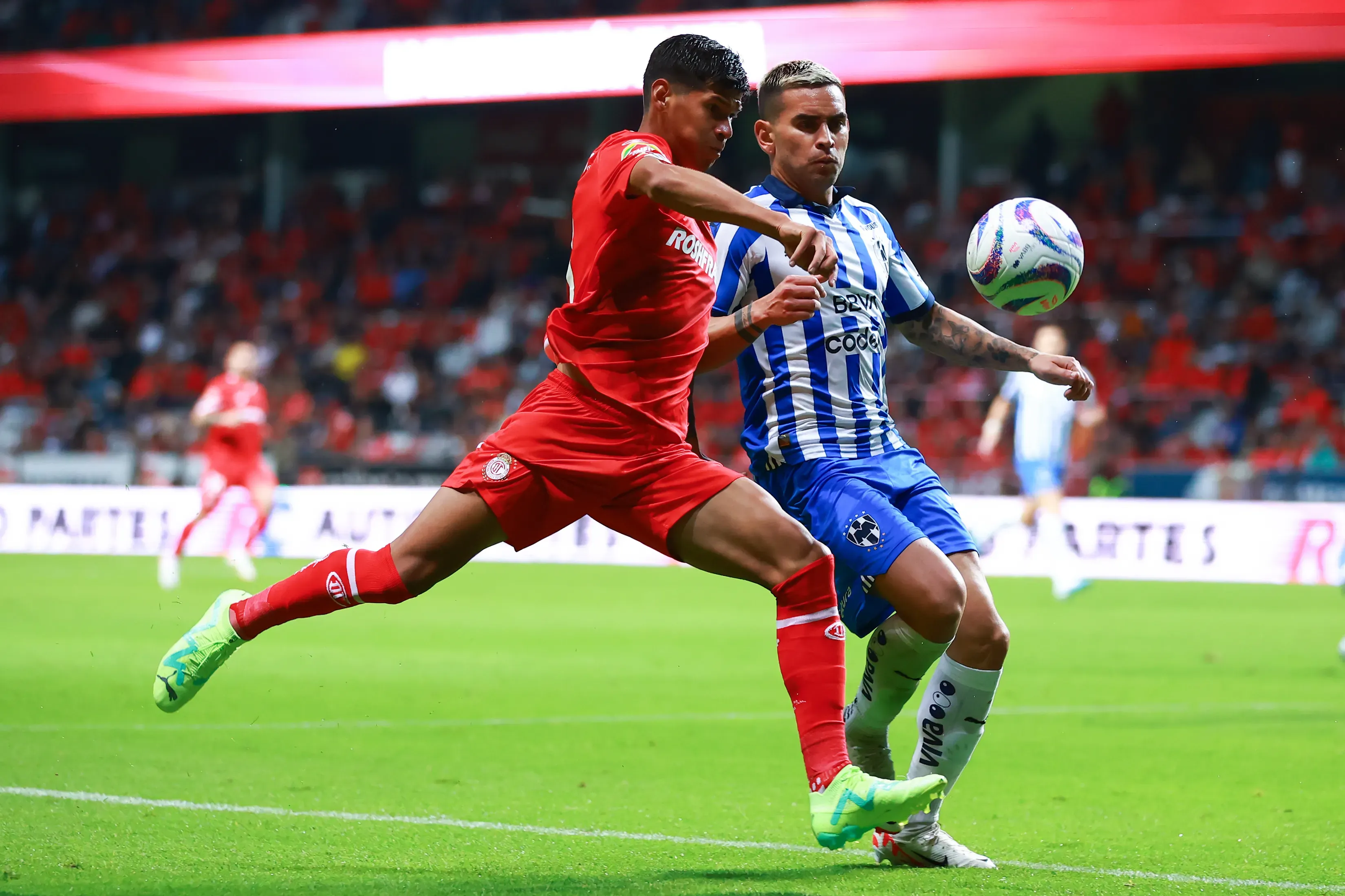Robert Morales enfrentando al ex Colo Colo, Sebastián Vegas, mientras este jugaba en Monterrey el 2023. (Foto: Héctor Vivas/Getty Images)