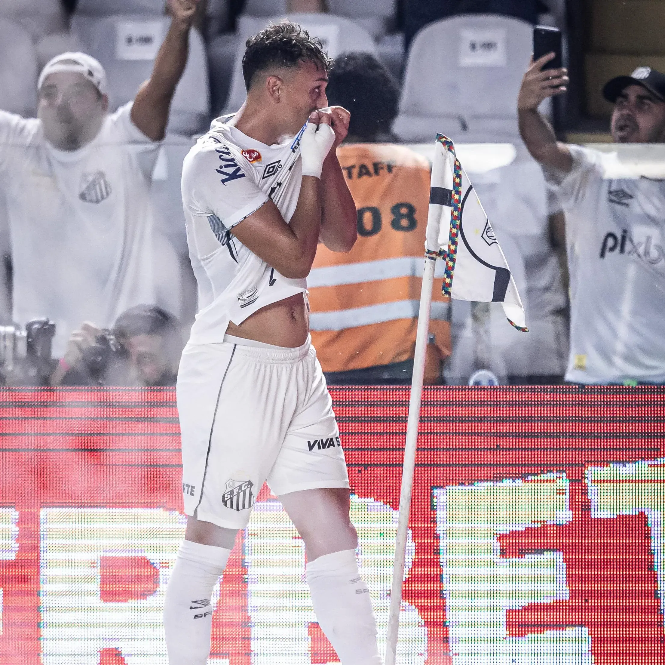 Diego Pituca comemora gol da vitória do Santos diante do Ceará nesta terça – Foto: Raul Baretta/SFC