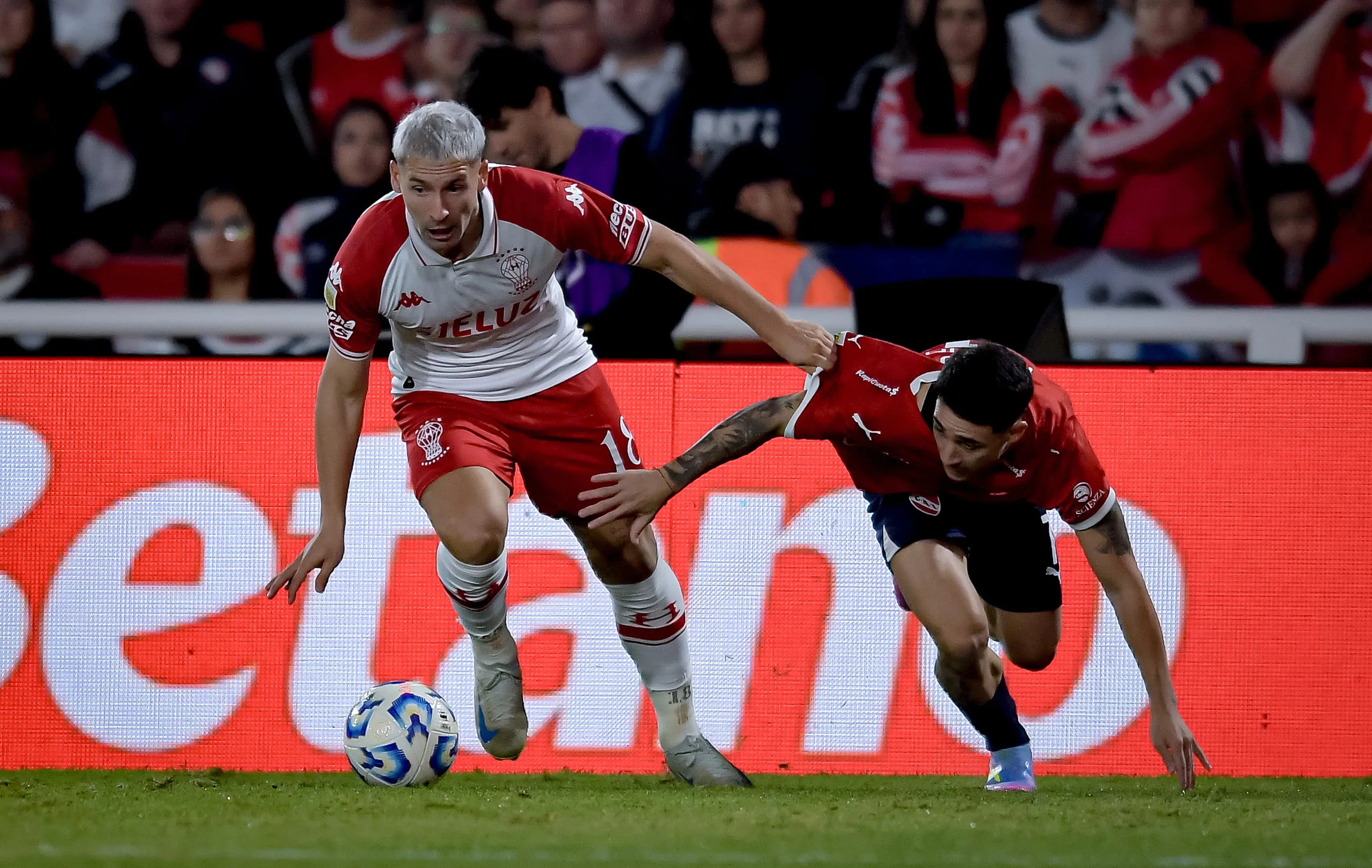 Miljevic em ação pelo Huracán. Photo by Marcelo Endelli/Getty Images