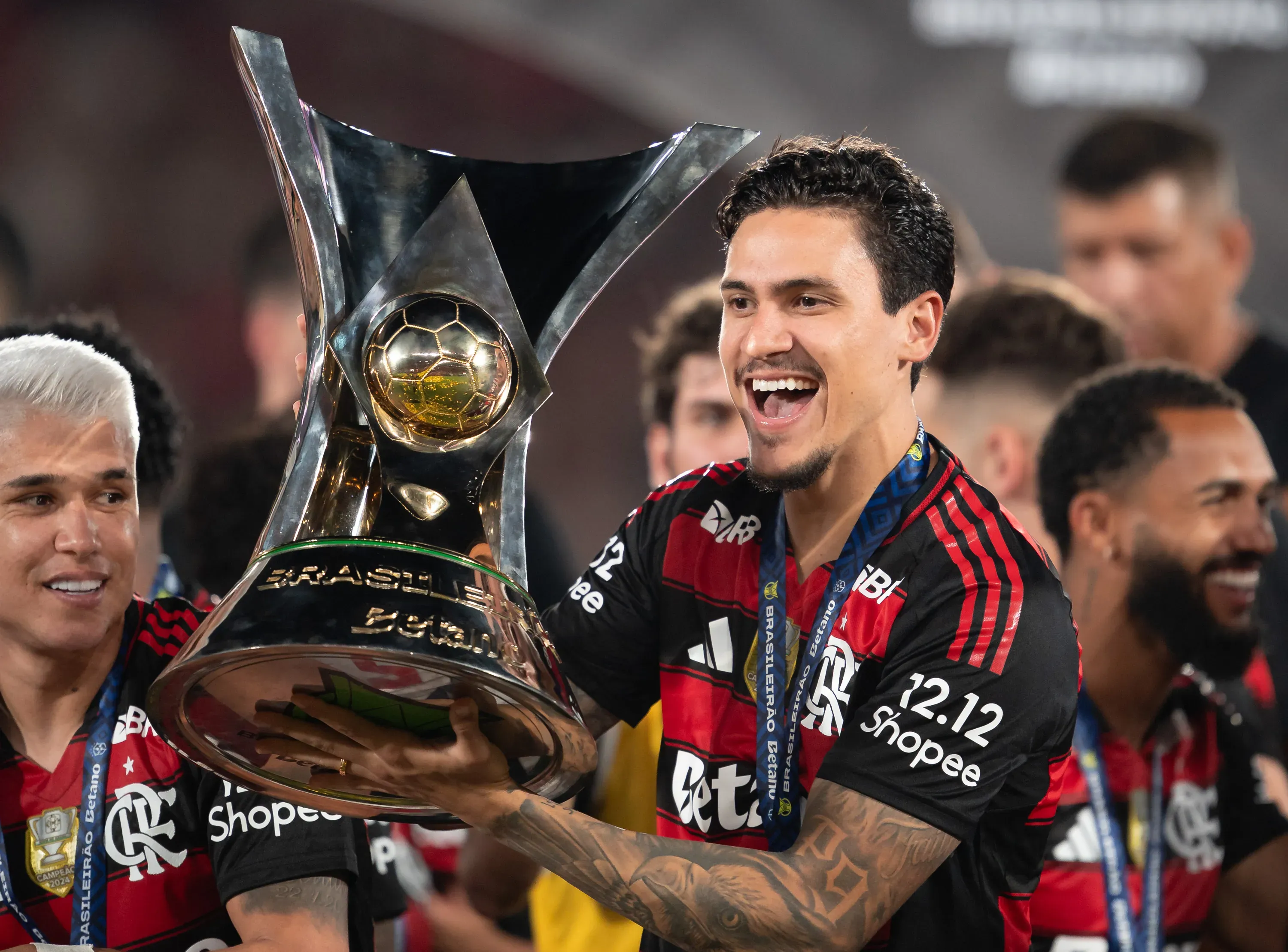 RJ – RIO DE JANEIRO – 03/12/2025 – BRASILEIRO A 2025, FLAMENGO X CEARA – Pedro jogador do Flamengo levanta a taca de campeao durante cerimonia de premiacao ao final da partida contra o Ceara no estadio Maracana pela decisao do campeonato Brasileiro A 2025. Foto: Jorge Rodrigues/AGIF