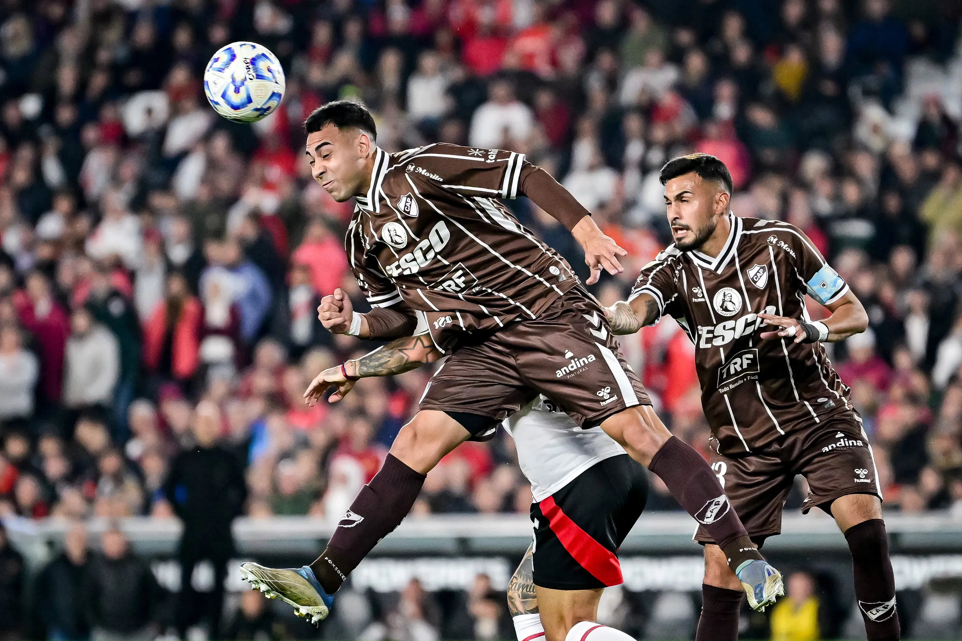 Óscar Salomón asoma como el reemplazante de Alan Saldivia en Colo Colo. Foto: Getty Images.