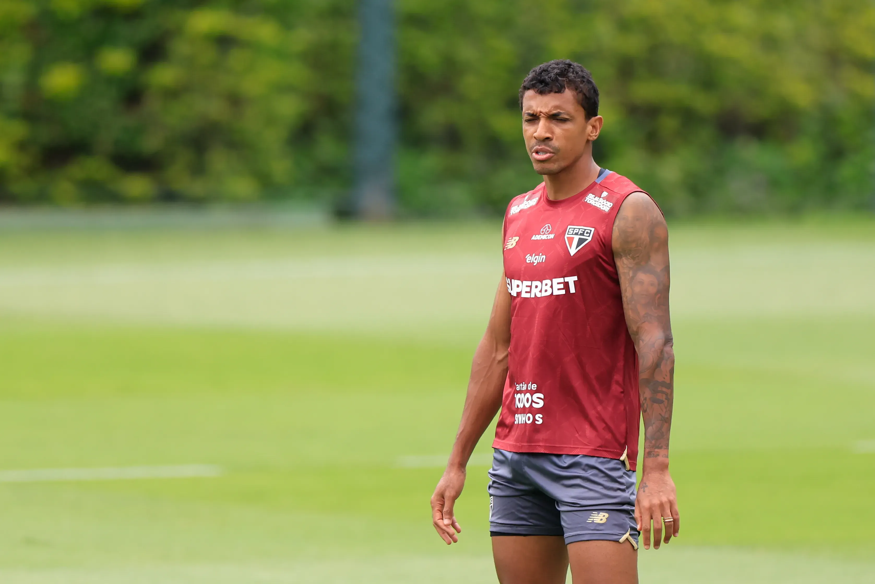 Luiz Gustavo, jogador do Sao Paulo, durante treino no Centro de Treinamento CT Barra Funda.