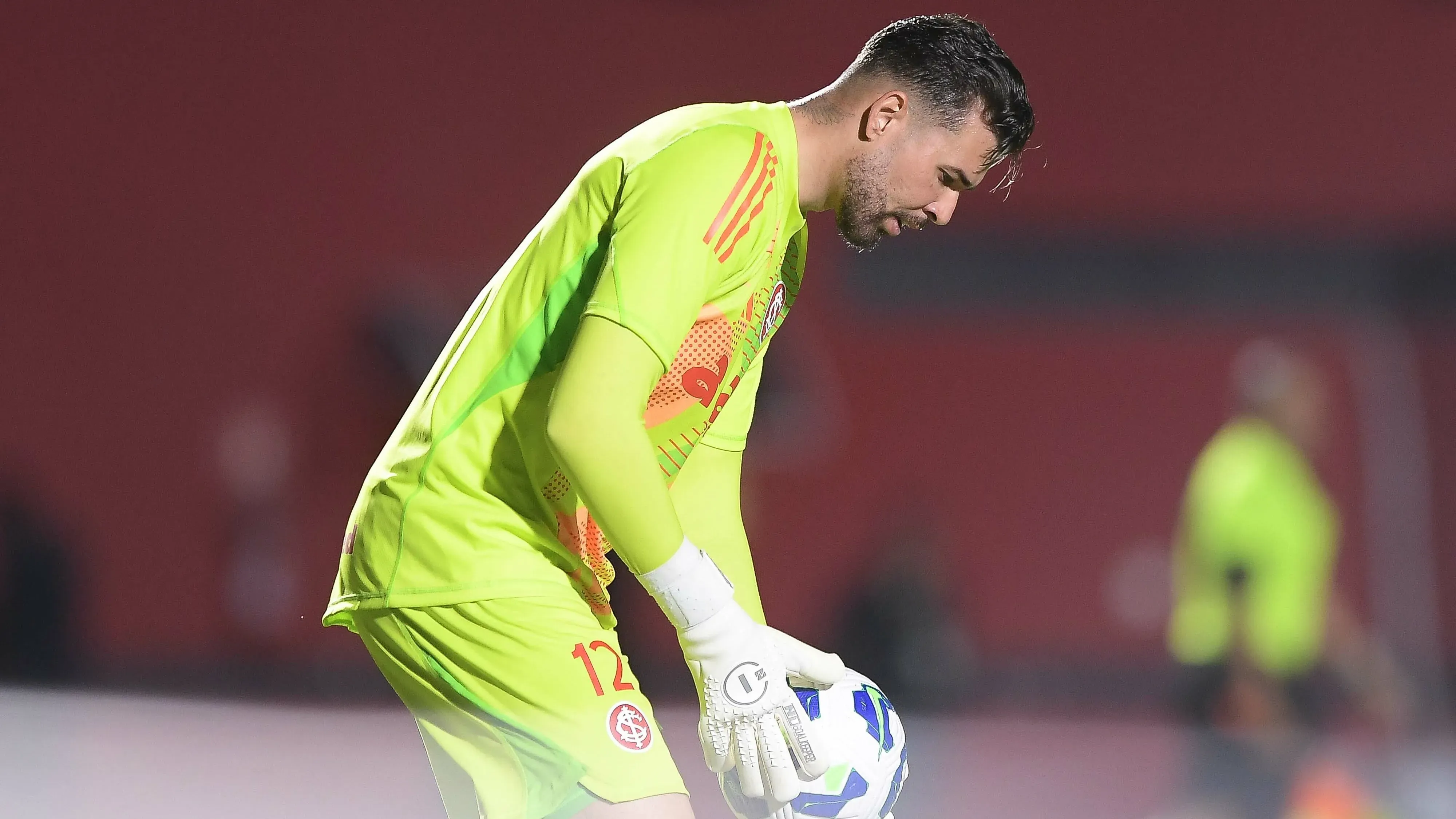 BA – SALVADOR – 05/11/2025 – BRASILEIRO A 2025, VITORIA X INTERNACIONAL – Ivan  jogador do Internacional durante partida contra o Vitoria no estadio Barradao pelo campeonato Brasileiro A 2025. Foto: Jhony Pinho/AGIF