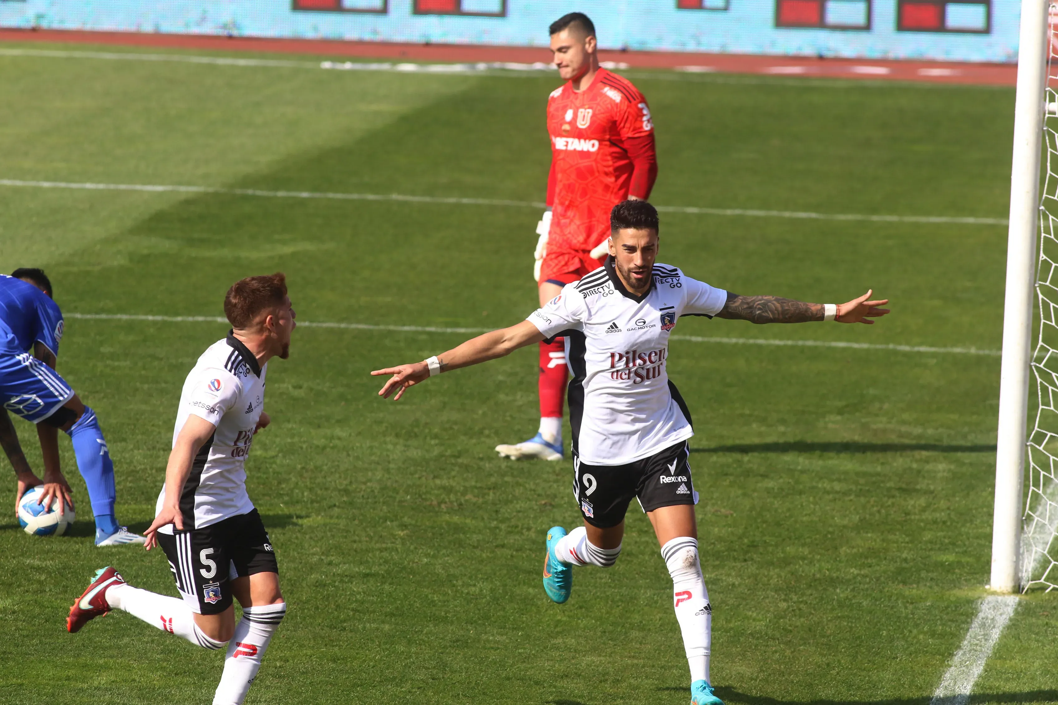 Lucero anotándole a la U /Photosport