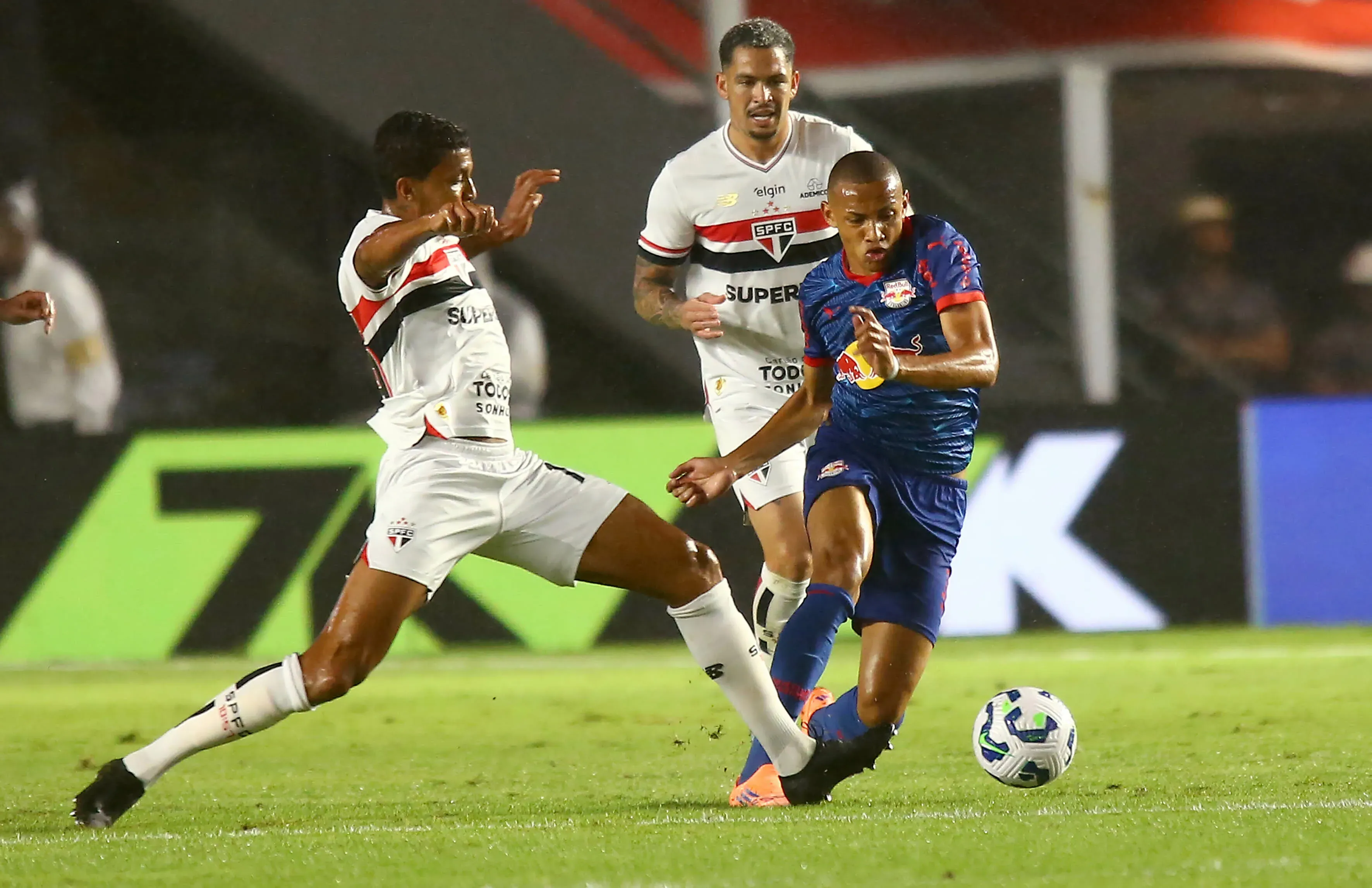 Luiz Gustavo, jogador do Sao Paulo, disputa lance com Jhon Jhon, jogador do Bragantino, durante partida no estadio Vila Belmiro pelo campeonato Brasileiro A 2025. Foto: Mauricio De Souza/AGIF