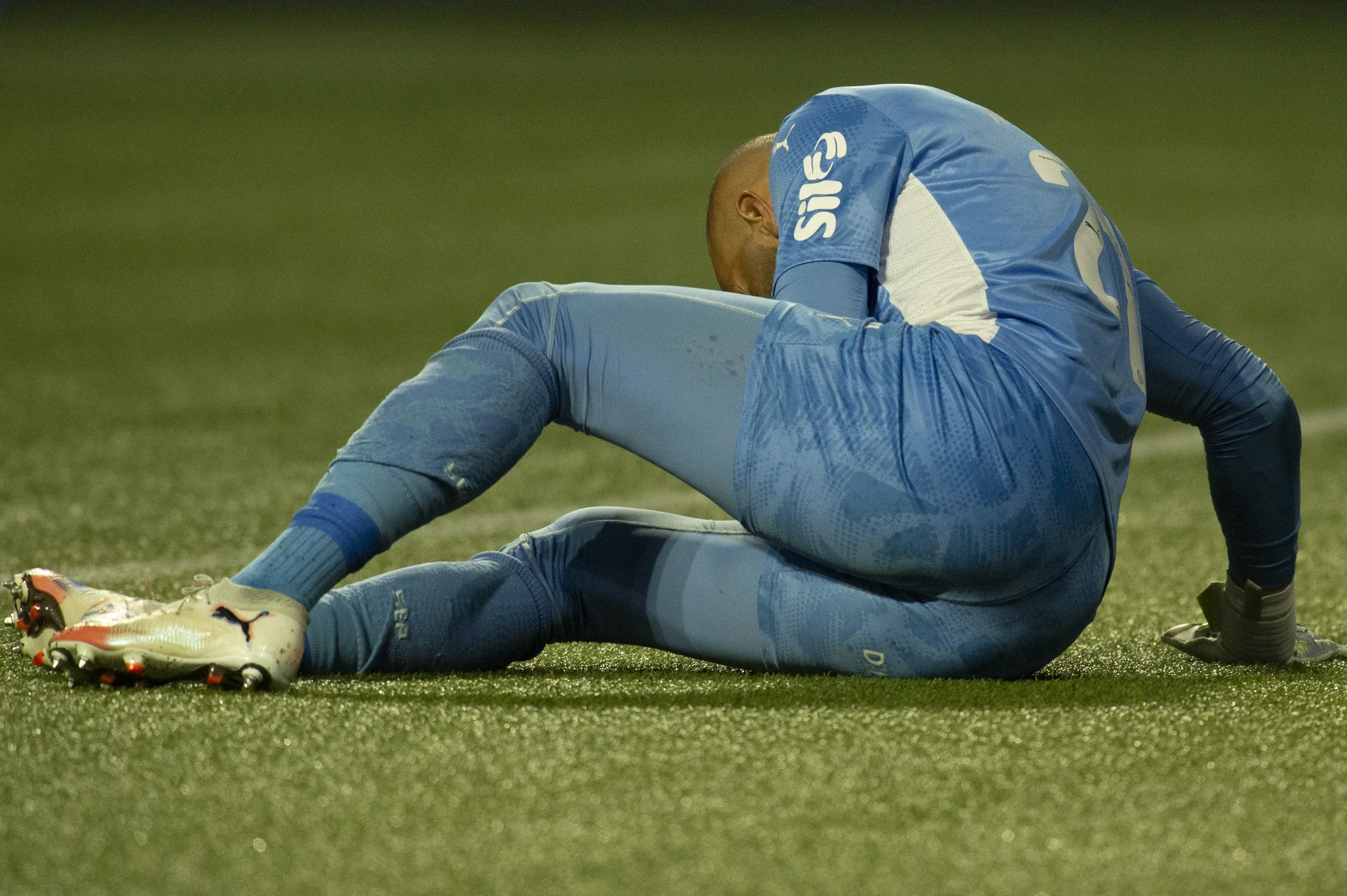 Weverton jogador do Palmeiras sofre falta durante partida contra o Vasco no estadio Arena Allianz Parque pelo campeonato Brasileiro A 2025. Foto: Anderson Romao/AGIF