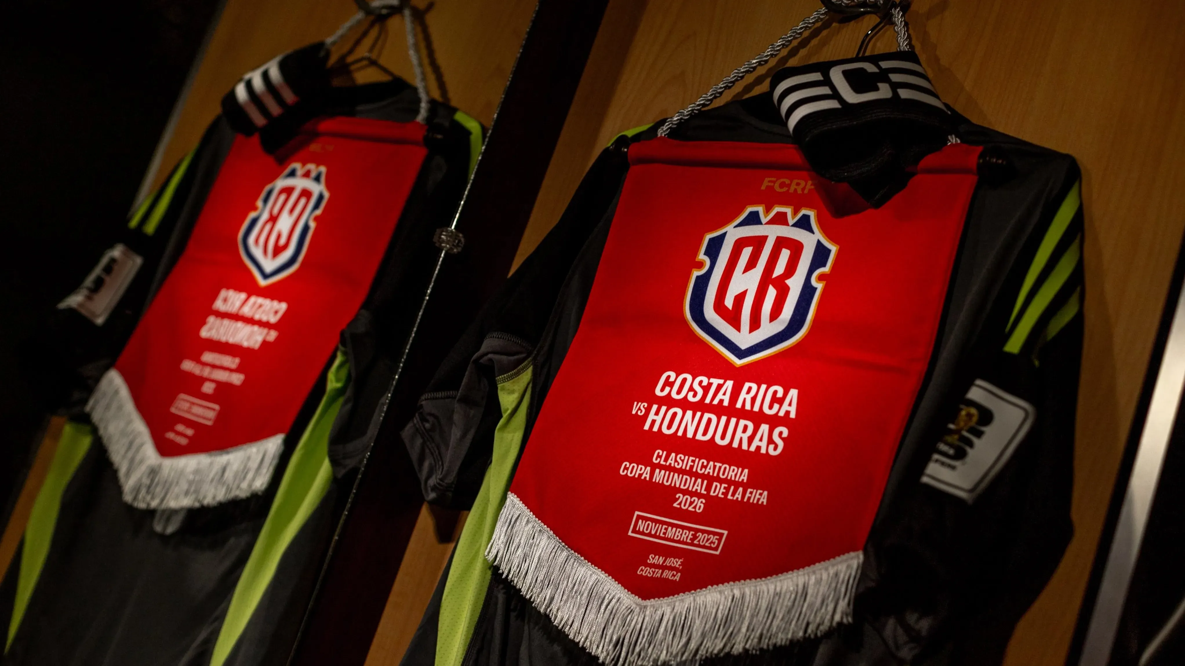 La camiseta de Keylor Navas junto a la cinta.