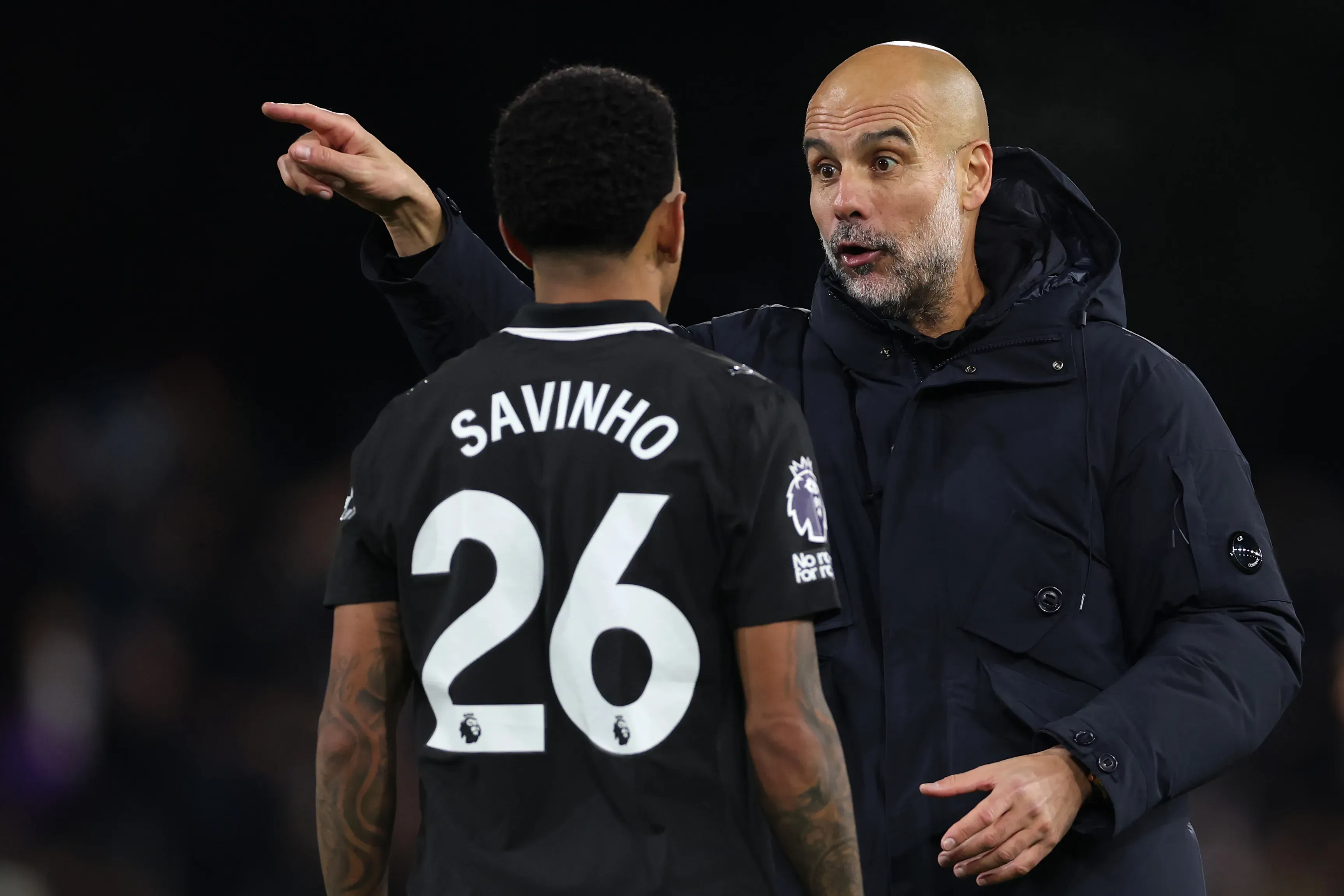 Savinho conversa com Guardiola. Foto: Justin Setterfield/Getty Images