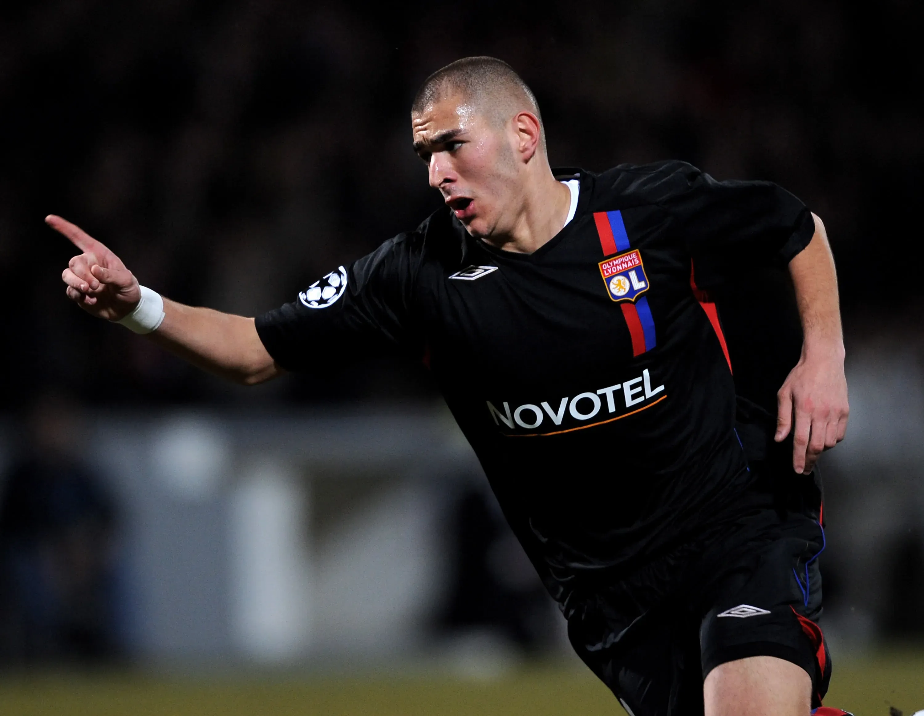 Karim Benzema em campo pelo Lyon (Foto: Shaun Botterill/Getty Images)