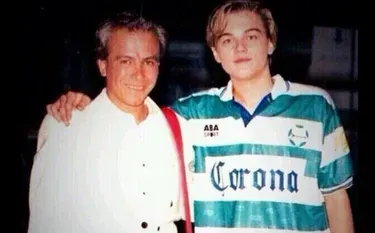 Leonardo DiCaprio posa con los colores de Santos Laguna en redes sociales. Foto: Especial