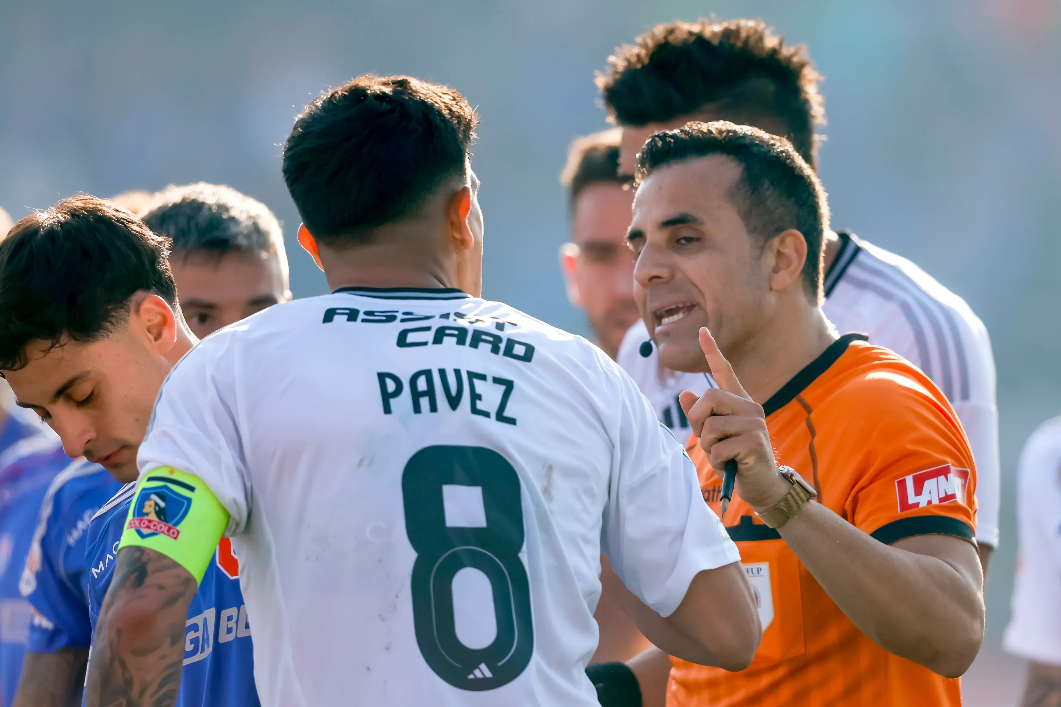 Piero Maza vuelve a dirigir a Colo Colo después del polémico Superclásico. Foto: Photosport.