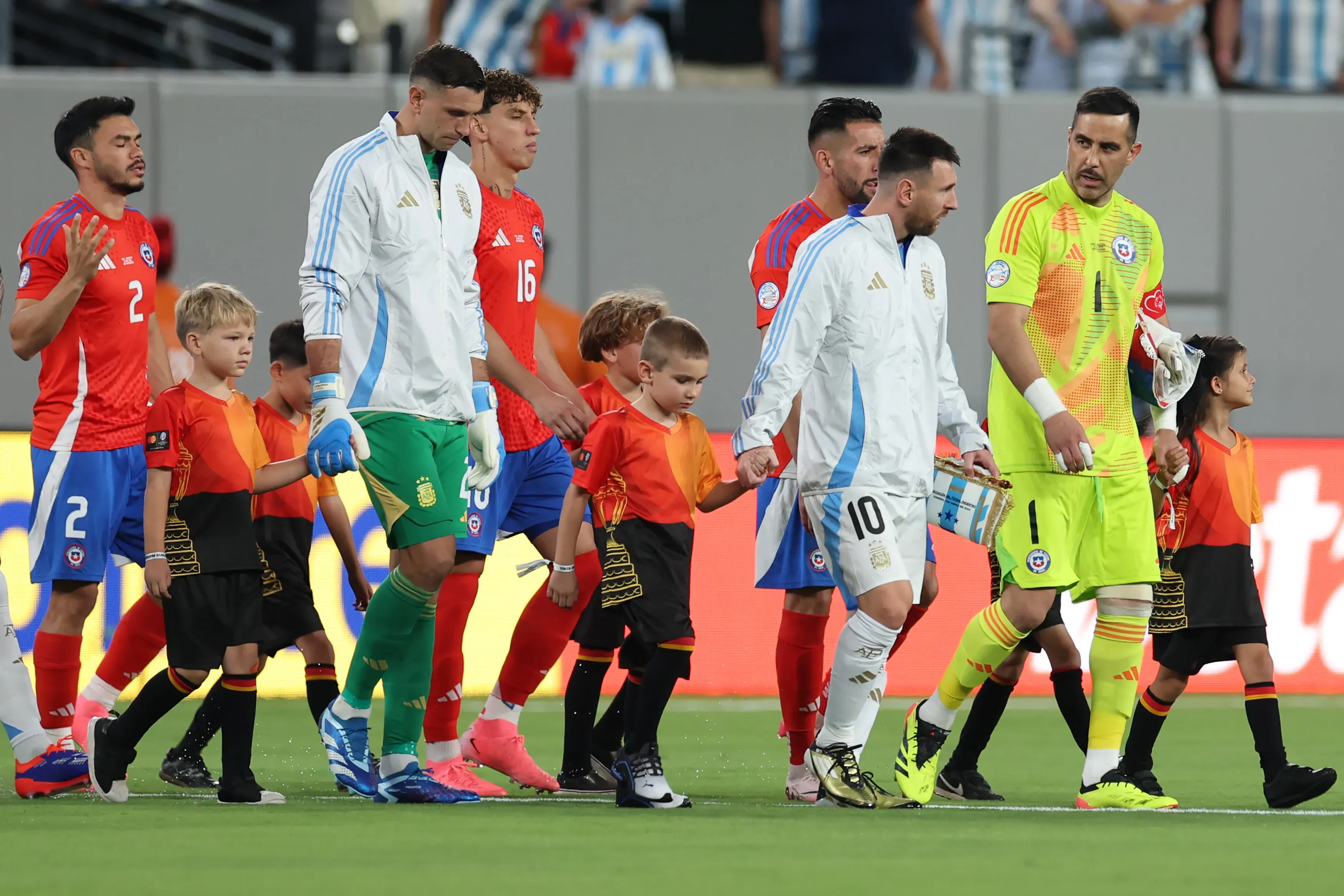 Claudio Bravo elogió la carrera de Lionel Messi (Photo by Rob Carr/Getty Images)