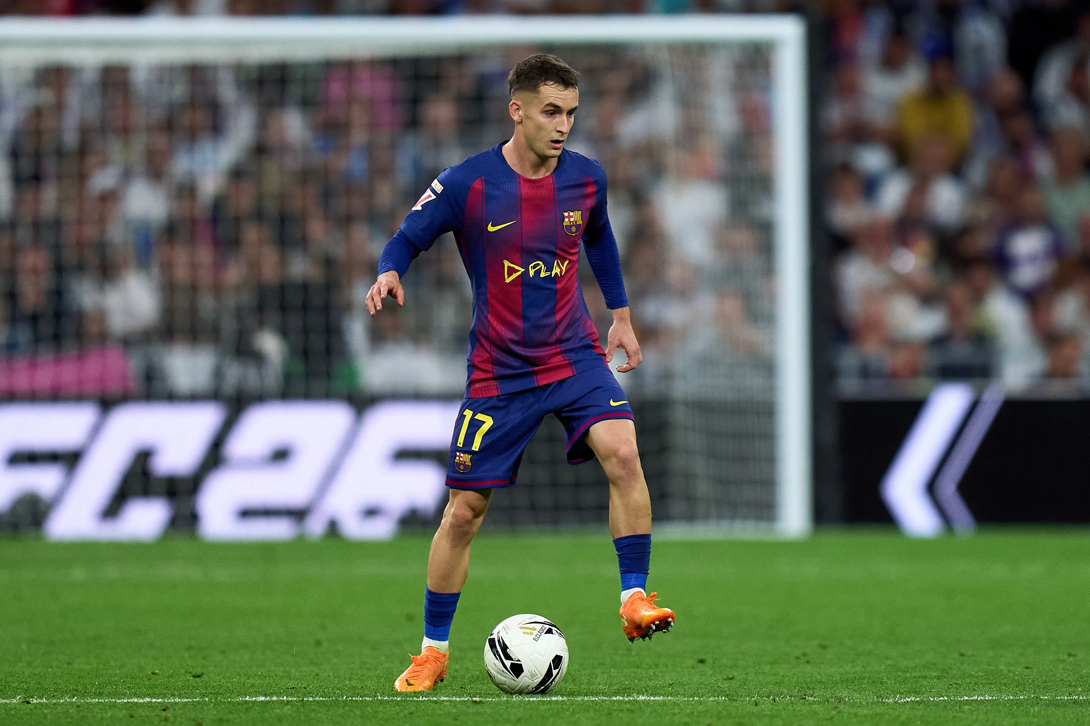 Casadò dominando a bola, concentrado, com a camisa blaugrana do Barcelona. Foto: Angel Martinez/Getty Images