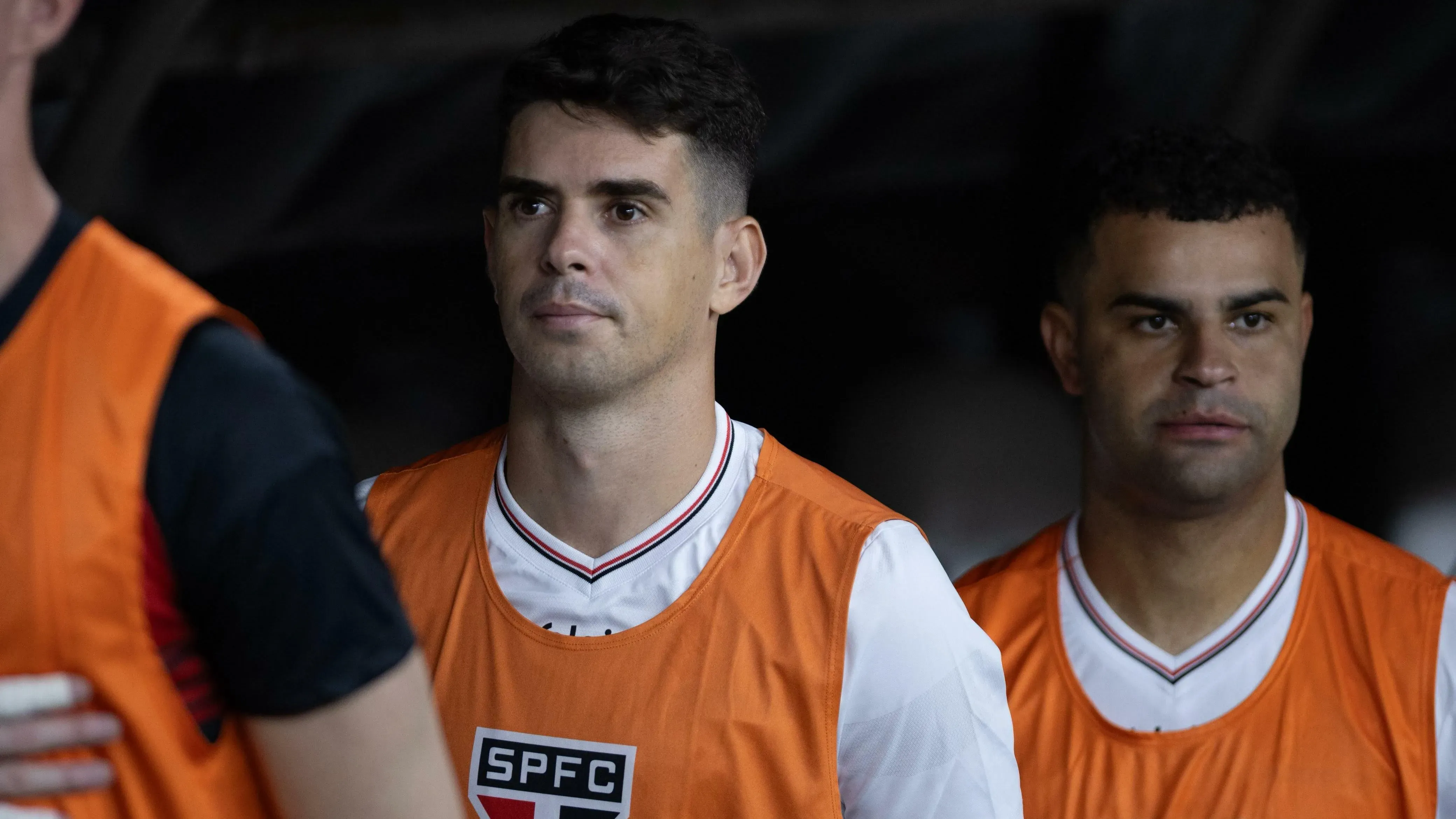 Oscar no banco de reservas do São Paulo durante partida válida pelo Campeonato Brasileiro – Foto: Baggio Rodrigues/AGIF