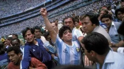 Gámez, “custodiando” a Maradona en los festejos del 86 (@maradonapics)