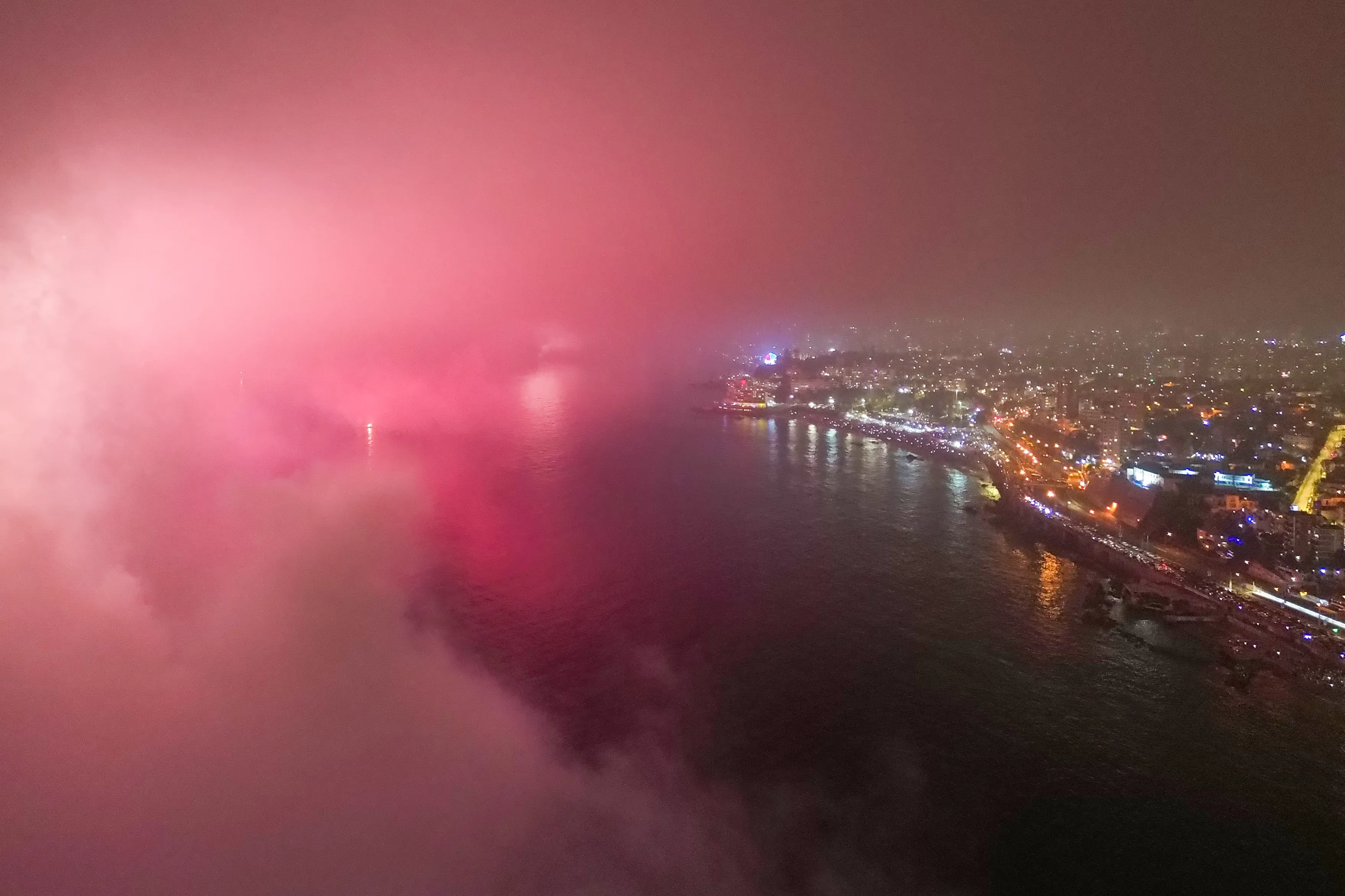 Una gran nube de humo no dejó ver el show de fuegos artificiales en Viña del Mar. Foto: Andrés Pina/Aton Chile