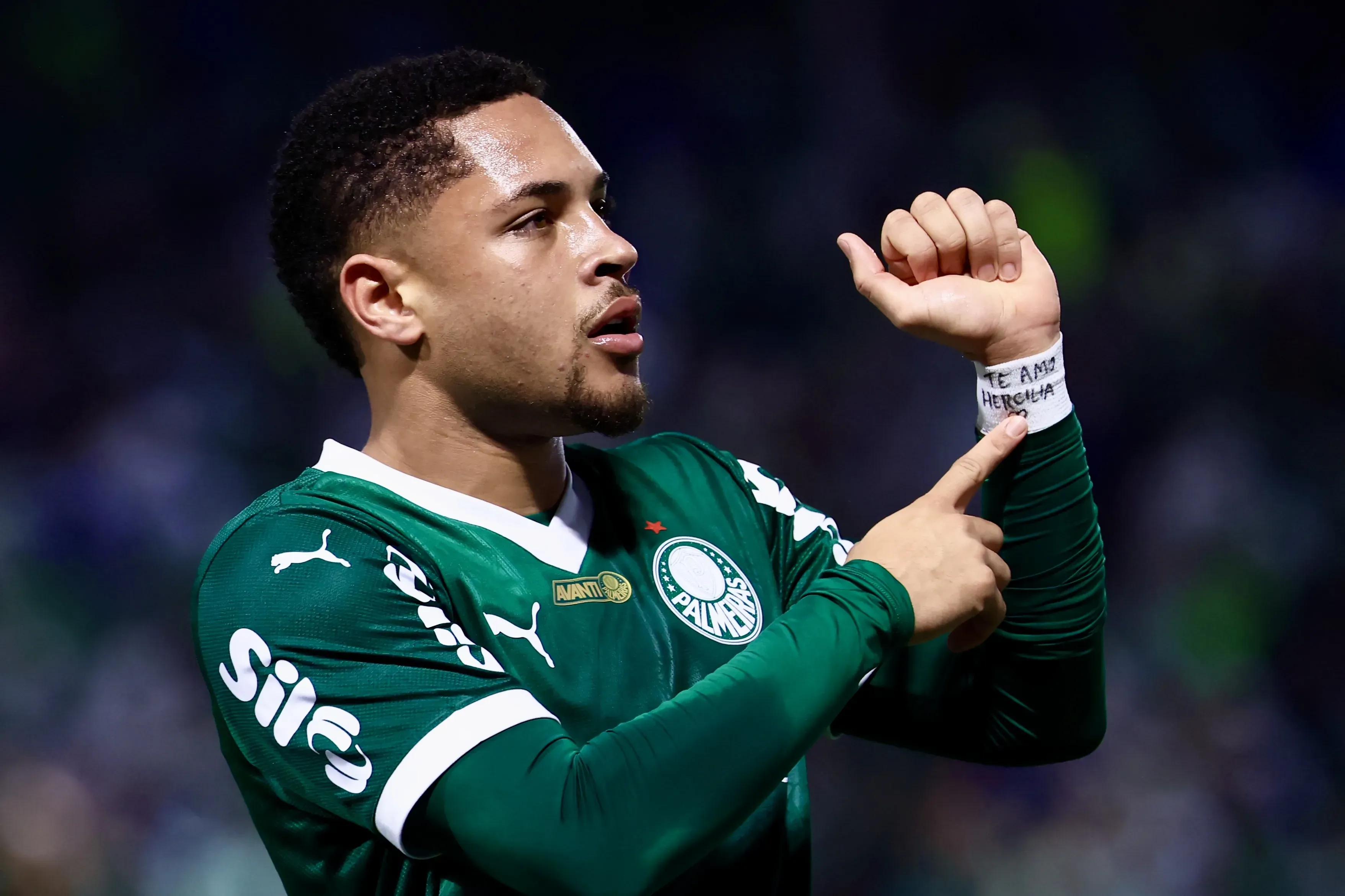 Vitor Roque apontando para faixa de eu te amo após marcar um gol pelo Palmeiras pelo Campeonato Brasileiro.