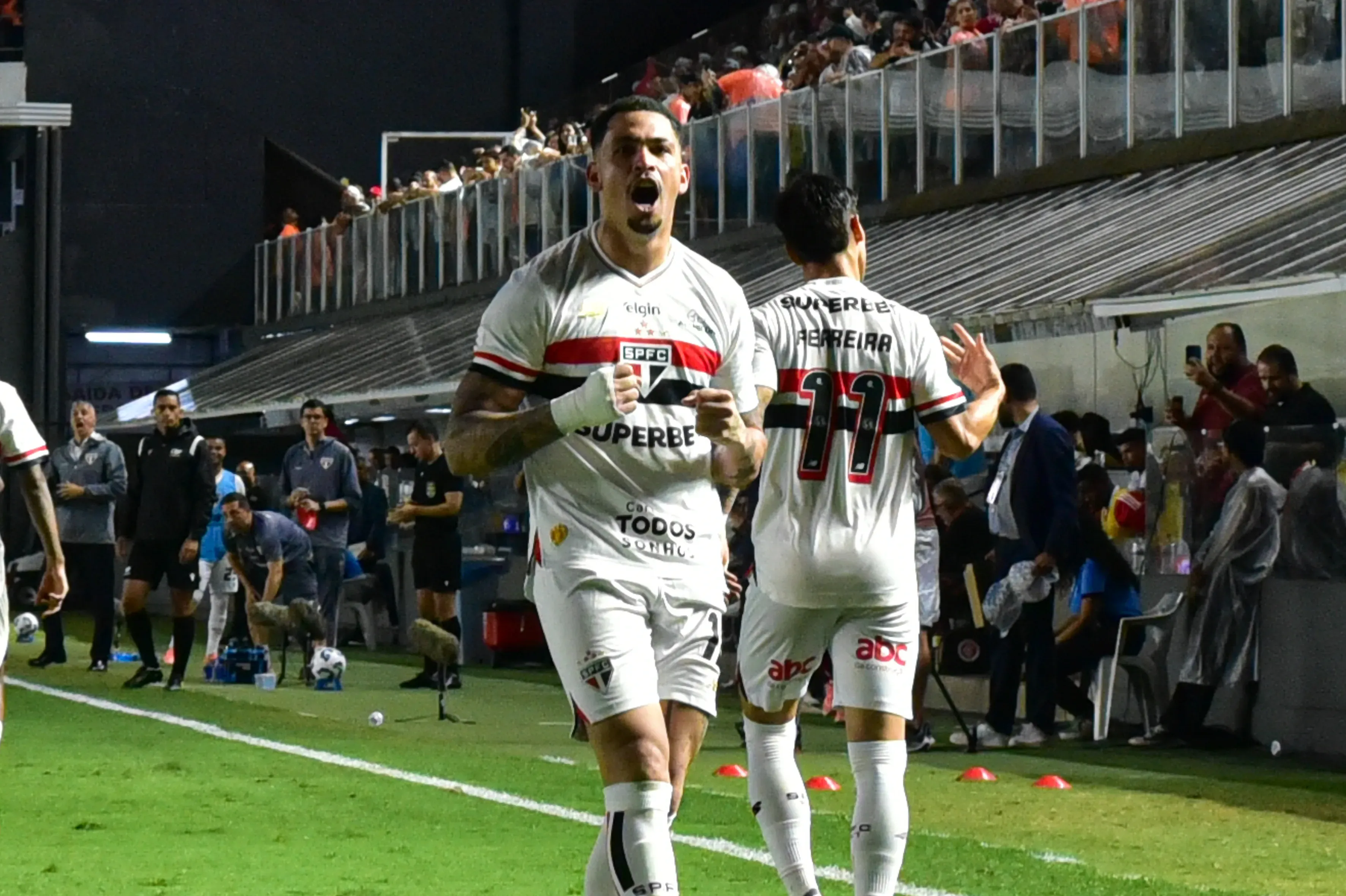 Luciano comemora seu gol diante do Internacional. Foto: Jota Erre/AGIF