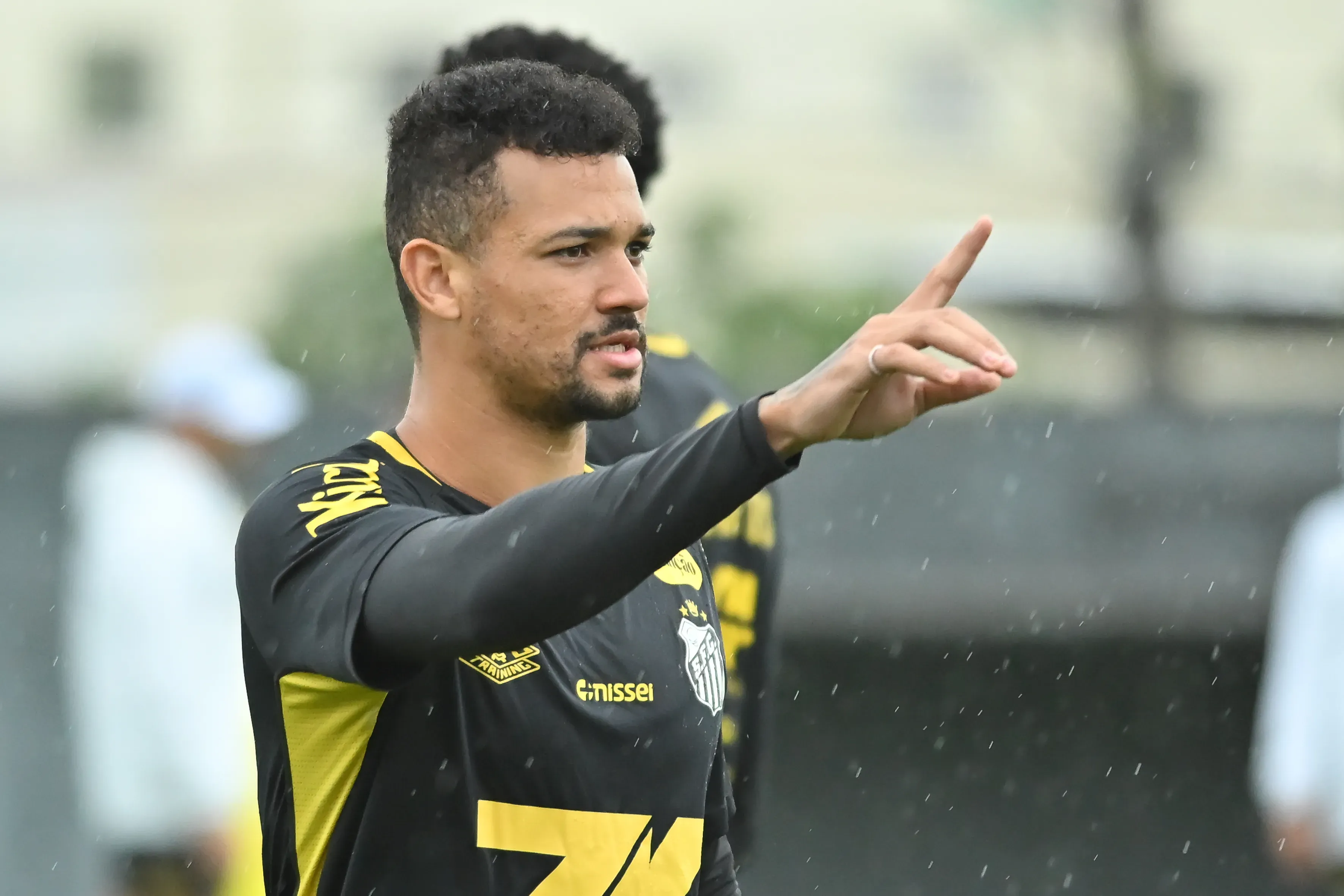 Zé Ivaldo, zagueiro.