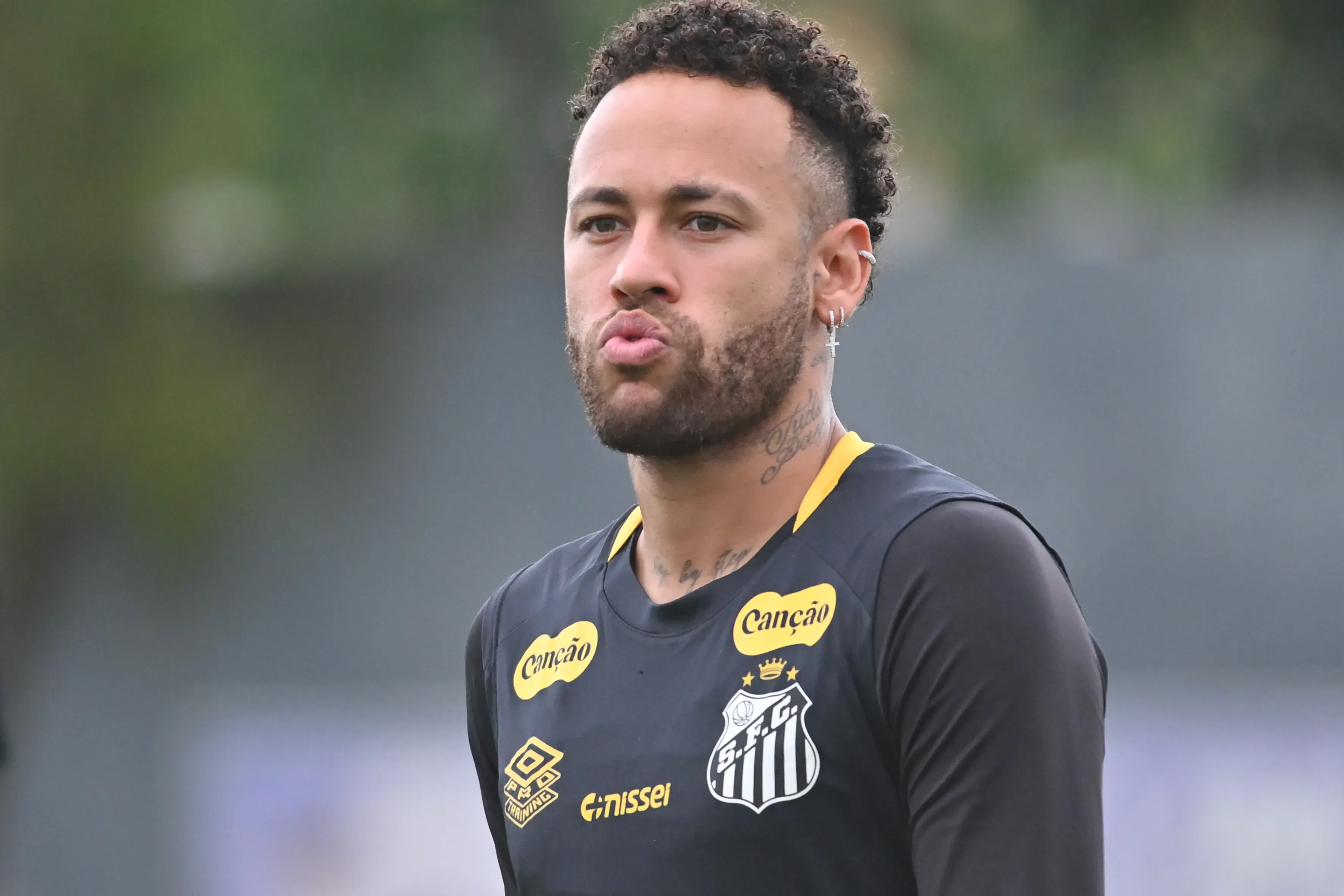 Neymar jogador do Santos durante treino no Centro de Treinamento CT Rei Pele.   Foto: Jota Erre/AGIF