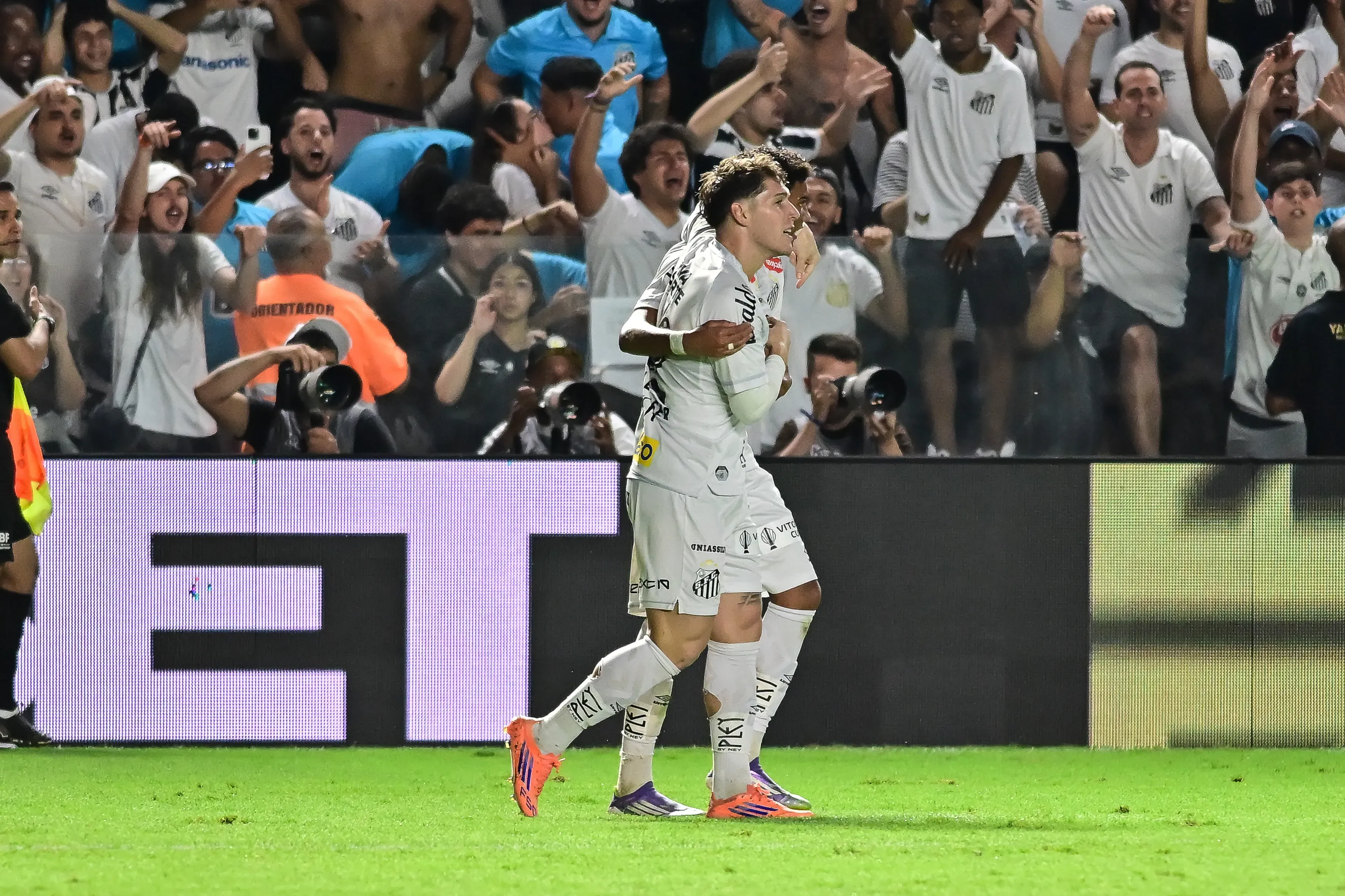 Rollheiser comemora seu gol no clássico. Foto: Jota Erre/AGIF