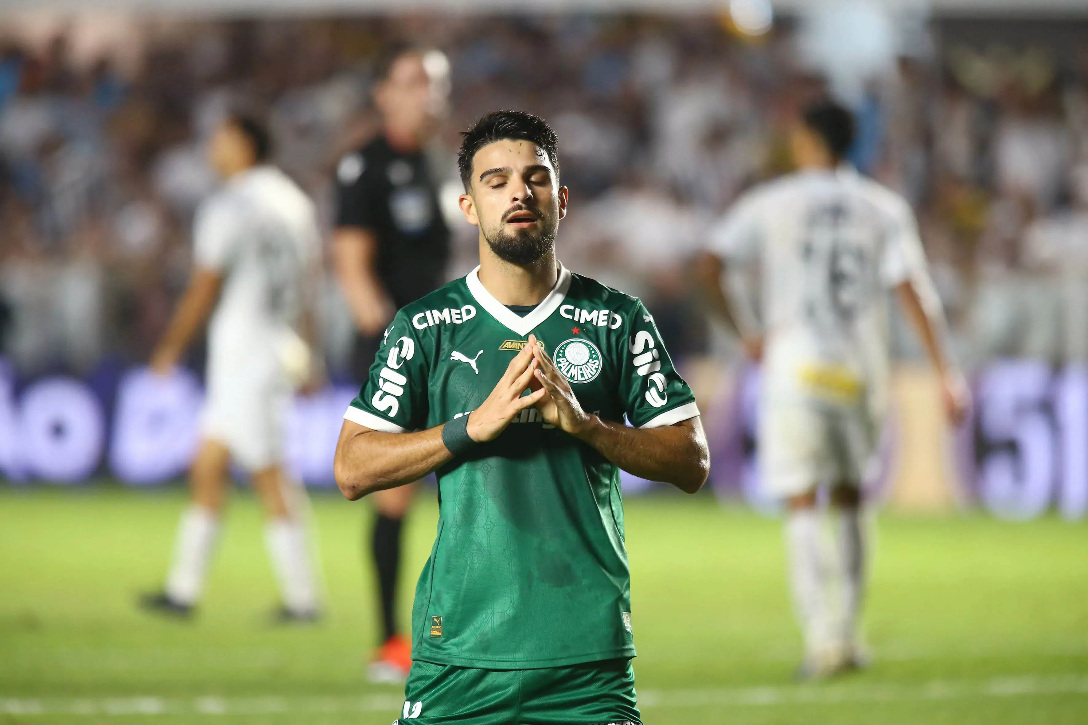 Flaco Lopez jogador do Palmeiras lamenta durante partida contra o Santos no estadio Vila Belmiro pelo campeonato Brasileiro A 2025.