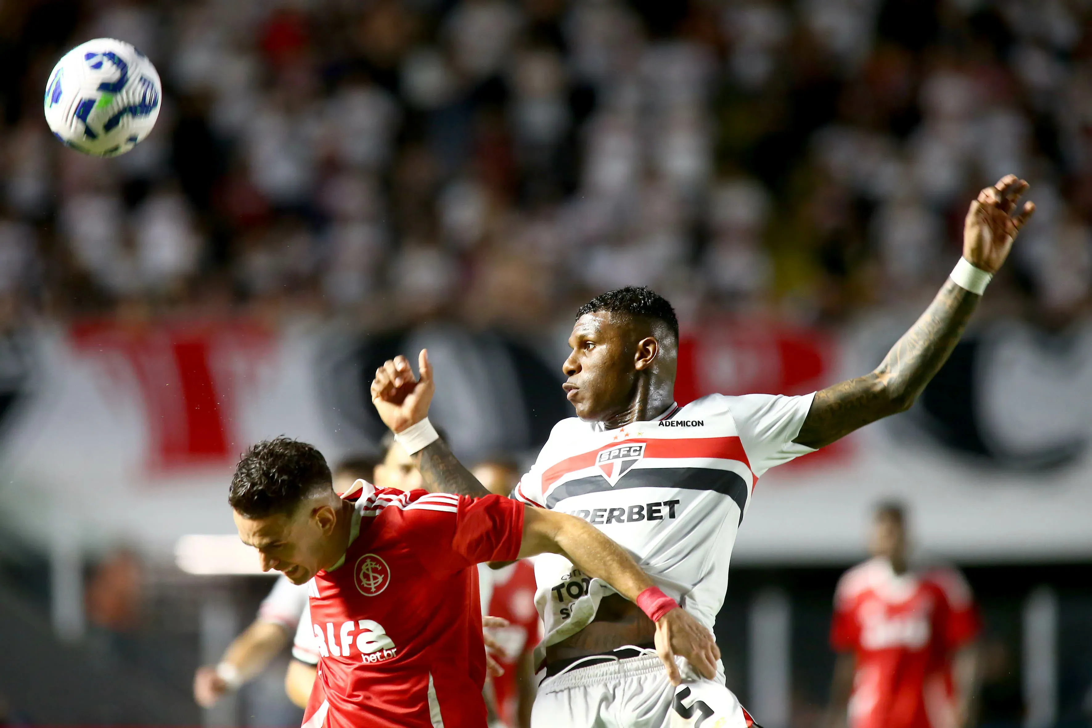 Arboleda disputando a bola com Borré em São Paulo e Internacional. Foto: Mauricio De Souza/AGIF