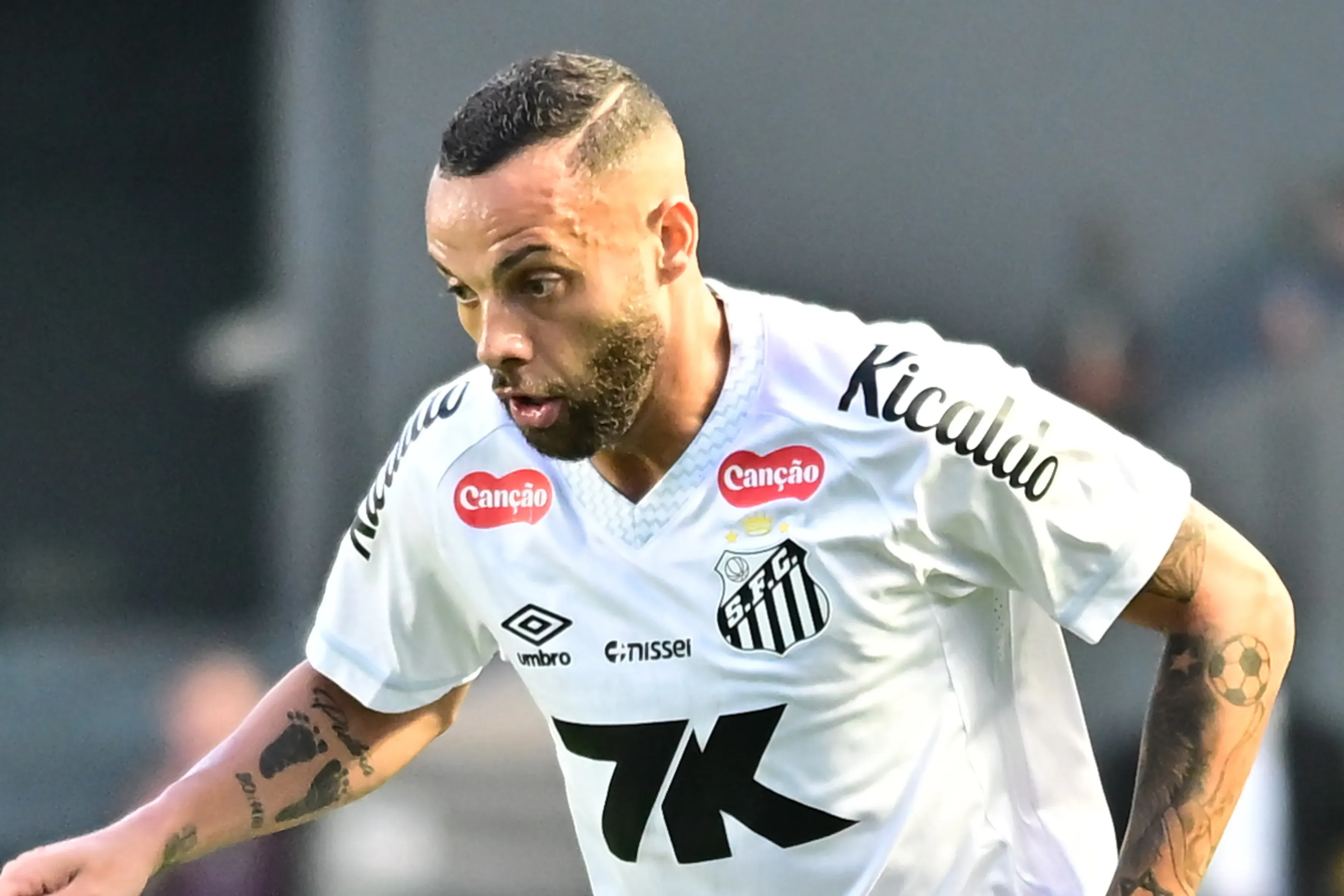 SP – SANTOS – 01/11/2025 – BRASILEIRO A 2025, SANTOS X FORTALEZA – Guilherme jogador do Santos durante partida contra o Fortaleza no estadio Vila Belmiro pelo campeonato Brasileiro A 2025.  Foto: Jota Erre/AGIF