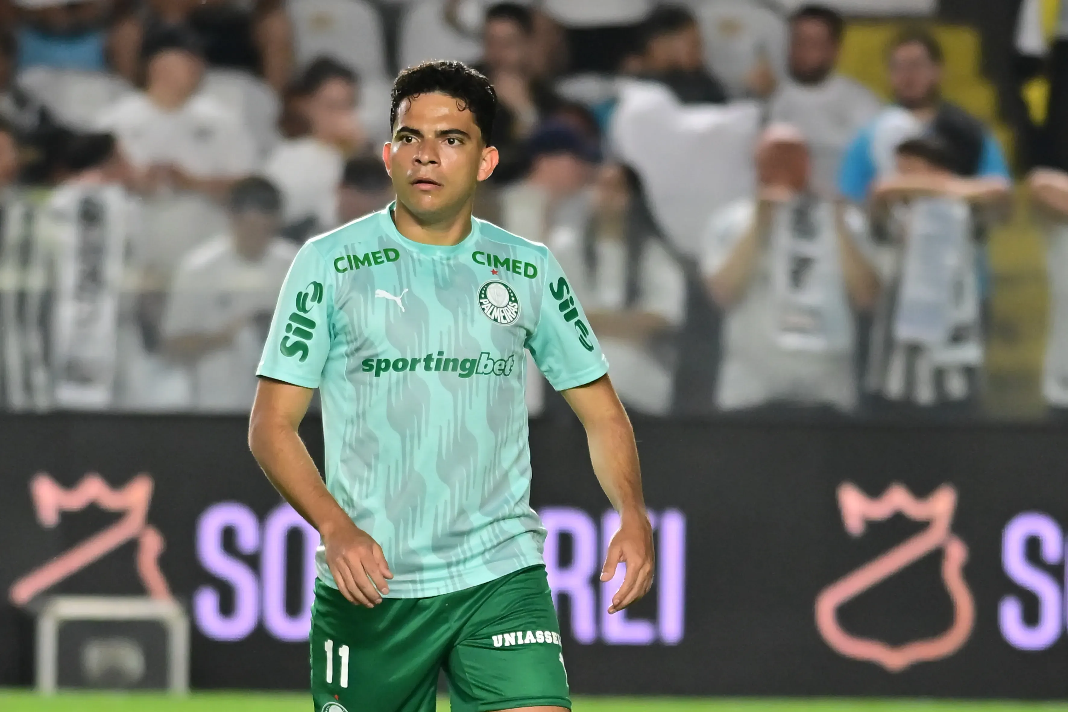 Bruno Rodrigues jogador do Palmeiras durante aquecimento antes da partida contra o Santos no estadio Vila Belmiro pelo campeonato Brasileiro A 2025. Foto: Jota Erre/AGIF